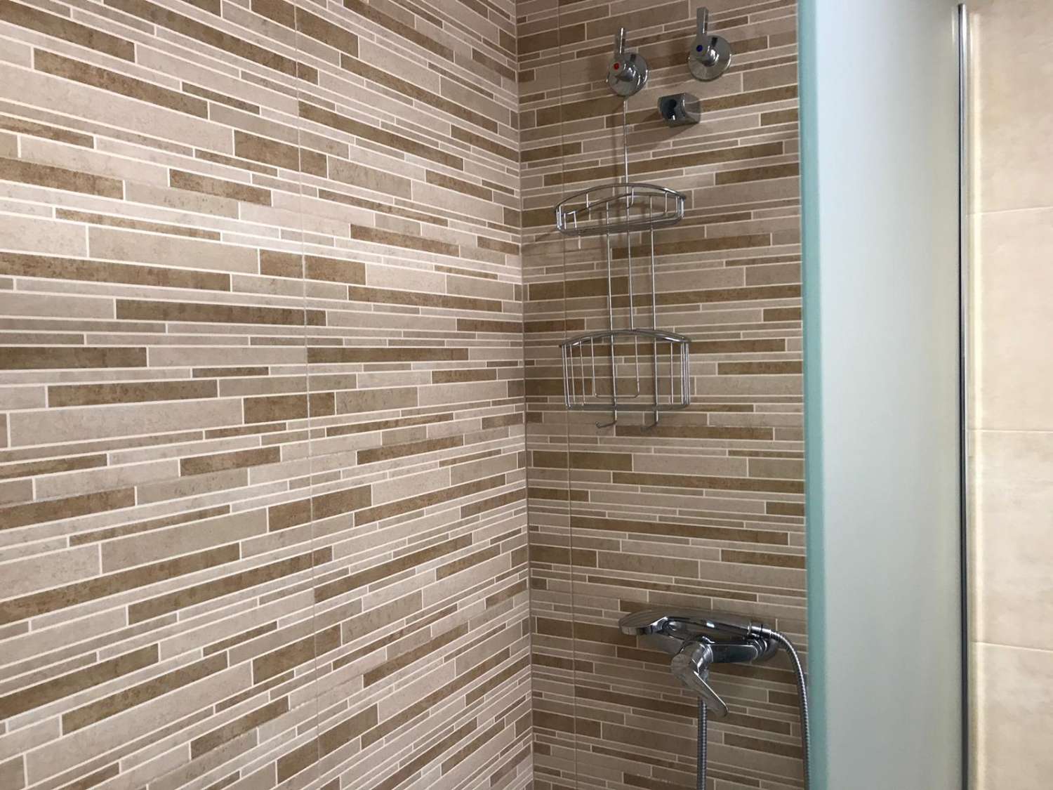 MEDIA TEMPORADA. SE ALQUILA DESDE 1.9.26-30.6.27 PRECIOSO APARTAMENTO CON VISTAS AL MAR EN BENALMADENA EN 2ª LINEA DE PLAYA