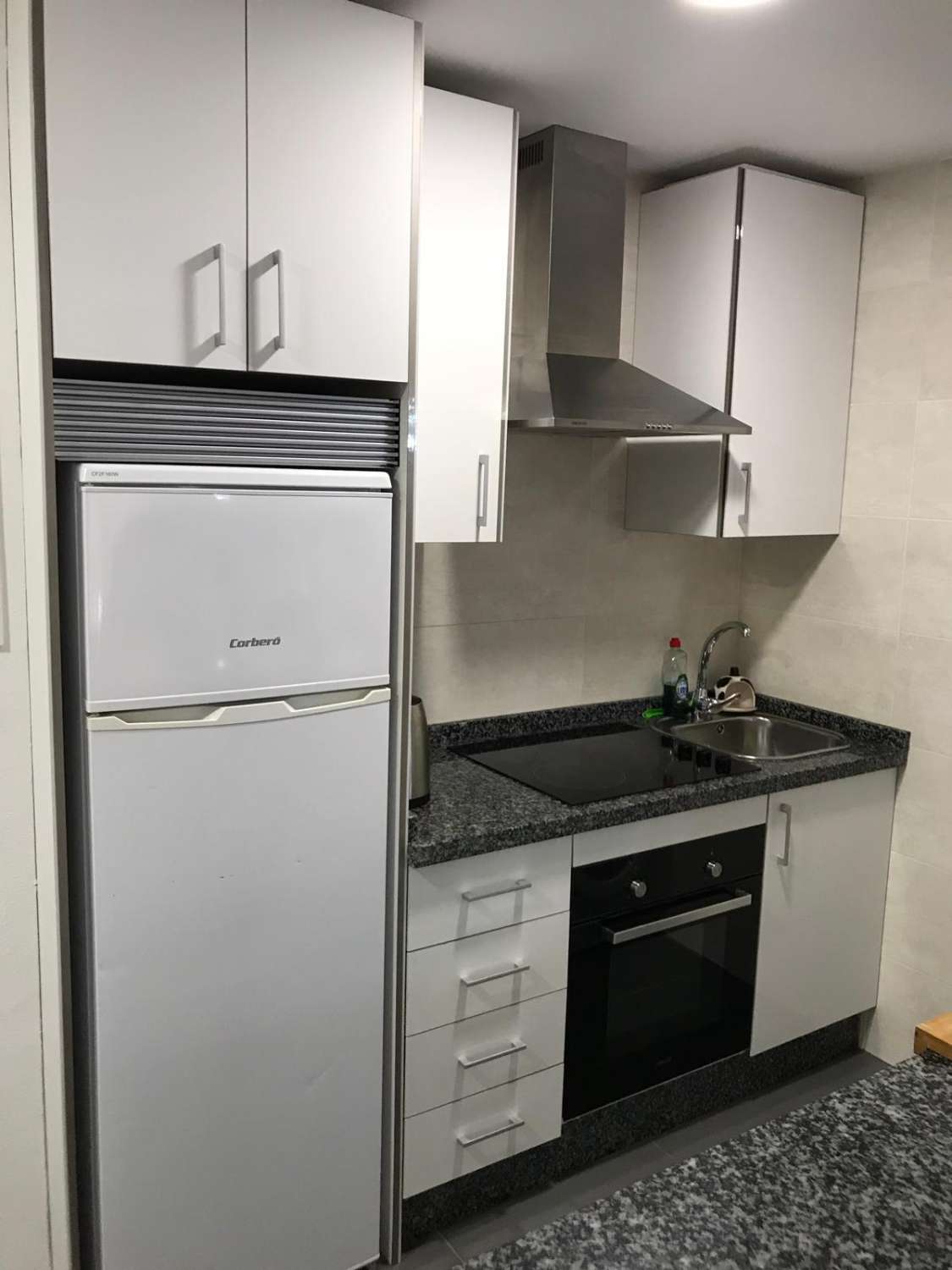 MEDIA TEMPORADA. SE ALQUILA DESDE 1.9.26-30.6.27 PRECIOSO APARTAMENTO CON VISTAS AL MAR EN BENALMADENA EN 2ª LINEA DE PLAYA