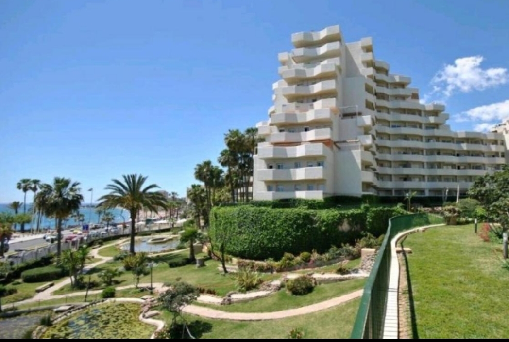 MEDIA TEMPORADA. SE ALQUILA DESDE 1.9.26-30.6.27 PRECIOSO APARTAMENTO CON VISTAS AL MAR EN BENALMADENA EN 2ª LINEA DE PLAYA