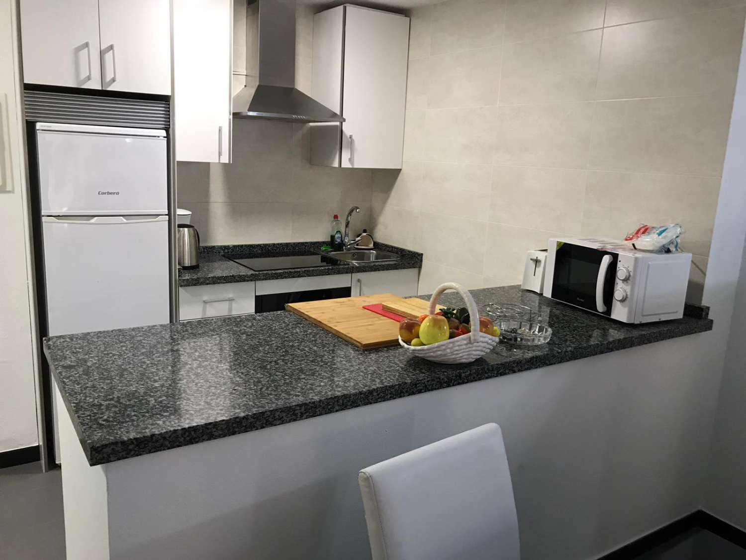 MEDIA TEMPORADA. SE ALQUILA DESDE 1.9.26-30.6.27 PRECIOSO APARTAMENTO CON VISTAS AL MAR EN BENALMADENA EN 2ª LINEA DE PLAYA