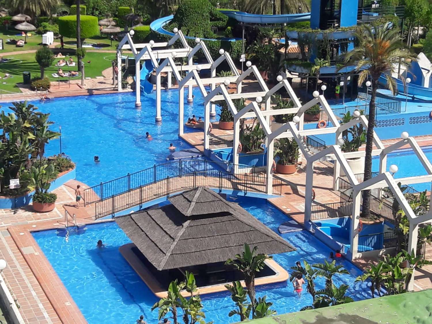 MEDIA TEMPORADA. SE ALQUILA DESDE 1.9.26-30.6.27 PRECIOSO APARTAMENTO CON VISTAS AL MAR EN BENALMADENA EN 2ª LINEA DE PLAYA