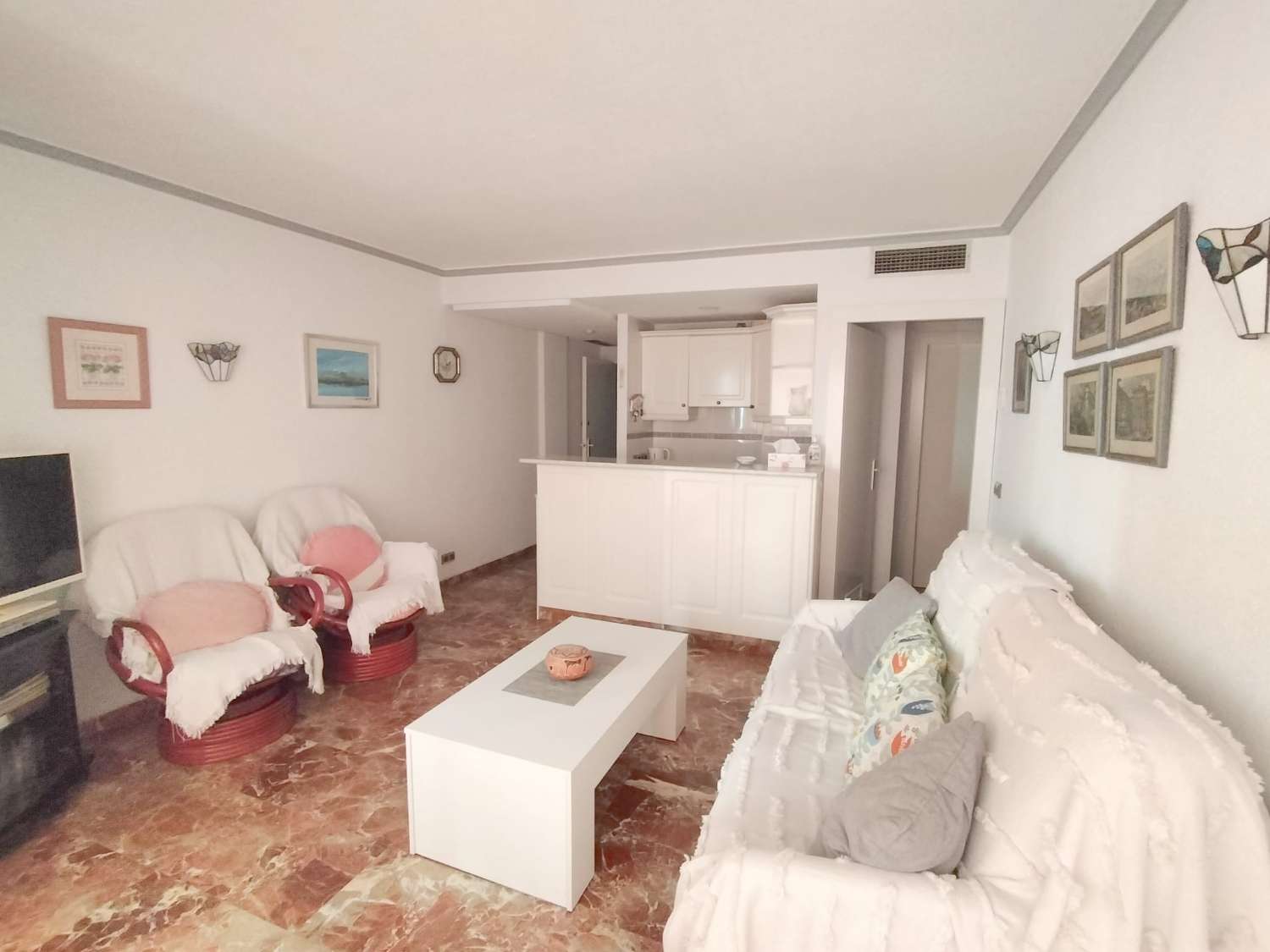MEDIA TEMPORADA SE ALQUILA DESDE AHORA HASTA 15.6.26 Y DE 15.9.26-31.5.27  BONITO APARTAMENTO CON IMPRESIONANTES VISTAS AL MAR EN 1ª LINEA EN BENALMADENA