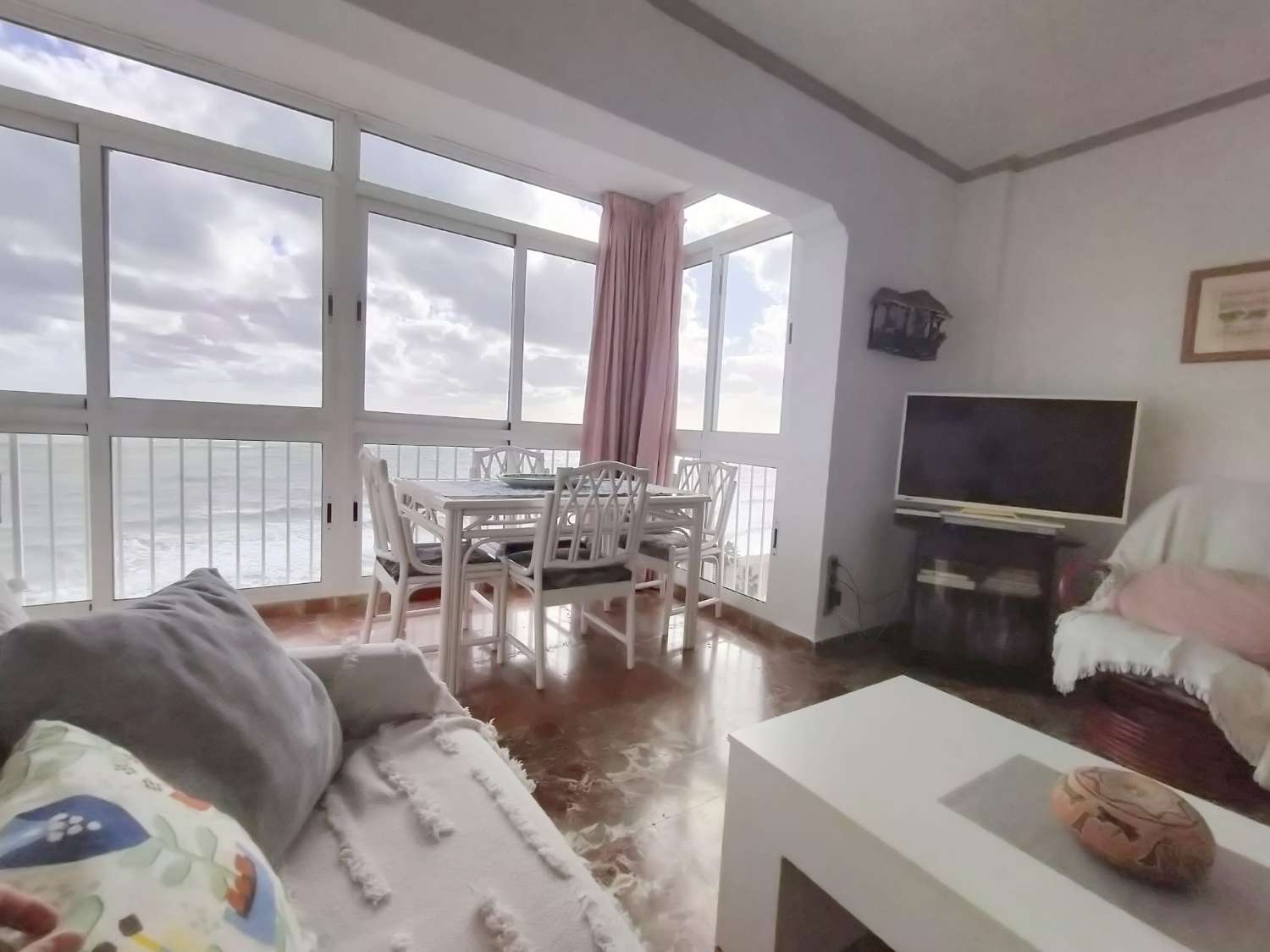 MEDIA TEMPORADA SE ALQUILA DESDE AHORA HASTA 15.6.26 Y DE 15.9.26-31.5.27  BONITO APARTAMENTO CON IMPRESIONANTES VISTAS AL MAR EN 1ª LINEA EN BENALMADENA