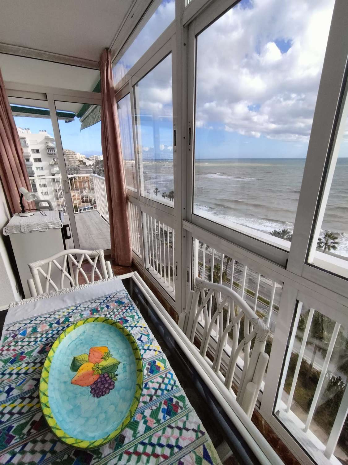 MEDIA TEMPORADA SE ALQUILA DESDE AHORA HASTA 15.6.26 Y DE 15.9.26-31.5.27  BONITO APARTAMENTO CON IMPRESIONANTES VISTAS AL MAR EN 1ª LINEA EN BENALMADENA