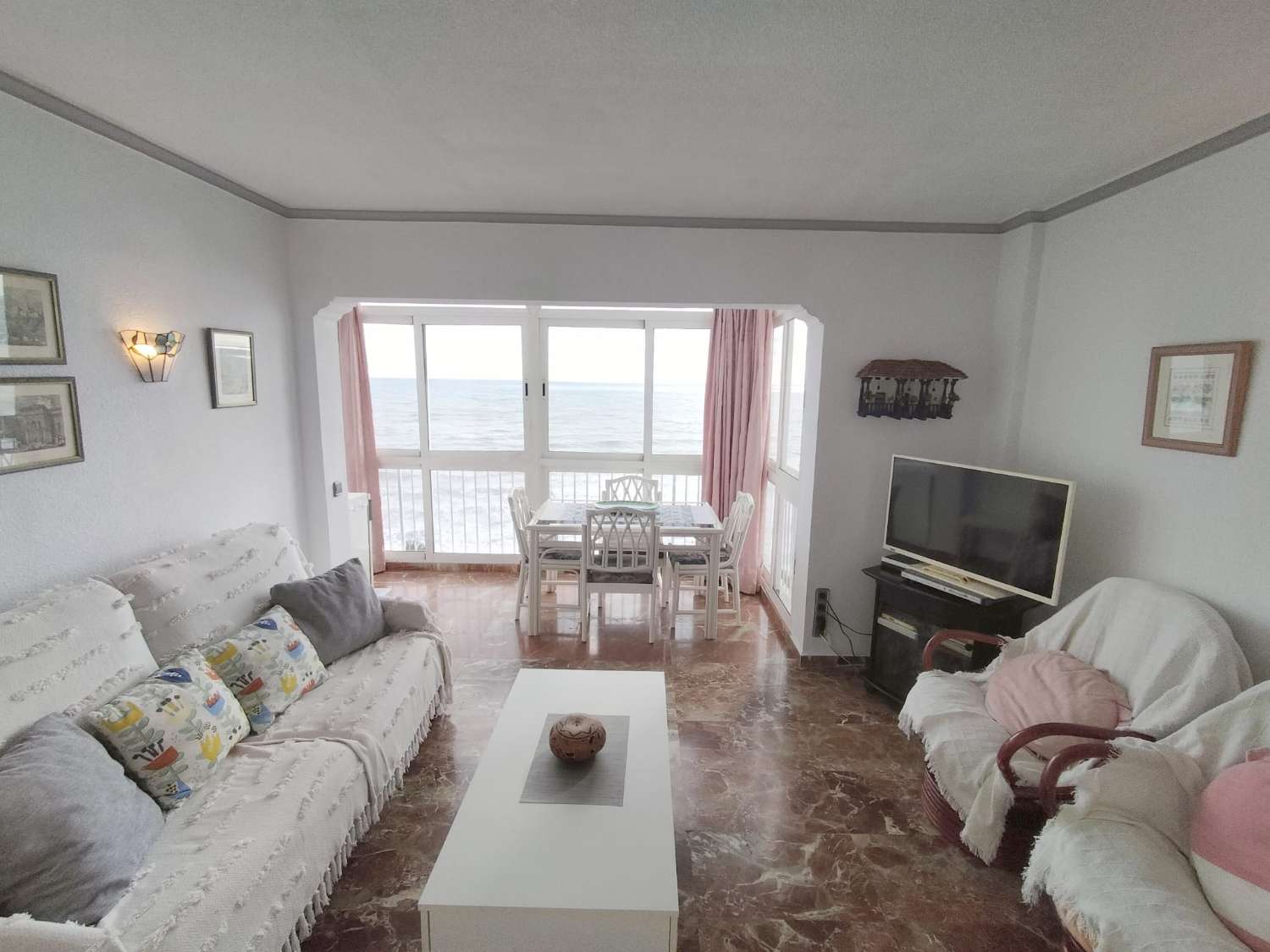 MEDIA TEMPORADA SE ALQUILA DESDE AHORA HASTA 15.6.26 Y DE 15.9.26-31.5.27  BONITO APARTAMENTO CON IMPRESIONANTES VISTAS AL MAR EN 1ª LINEA EN BENALMADENA