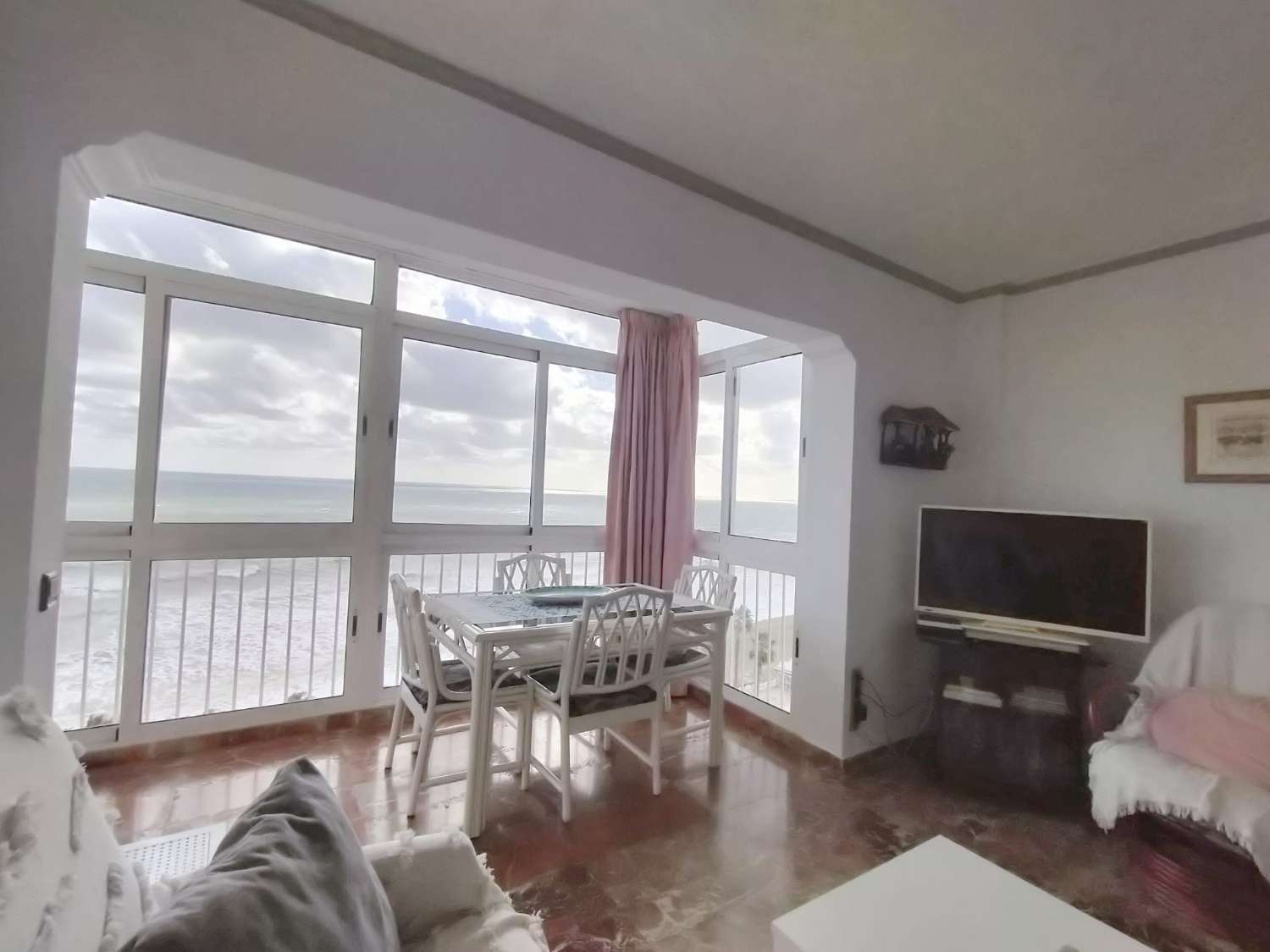 MEDIA TEMPORADA SE ALQUILA DESDE AHORA HASTA 15.6.26 Y DE 15.9.26-31.5.27  BONITO APARTAMENTO CON IMPRESIONANTES VISTAS AL MAR EN 1ª LINEA EN BENALMADENA