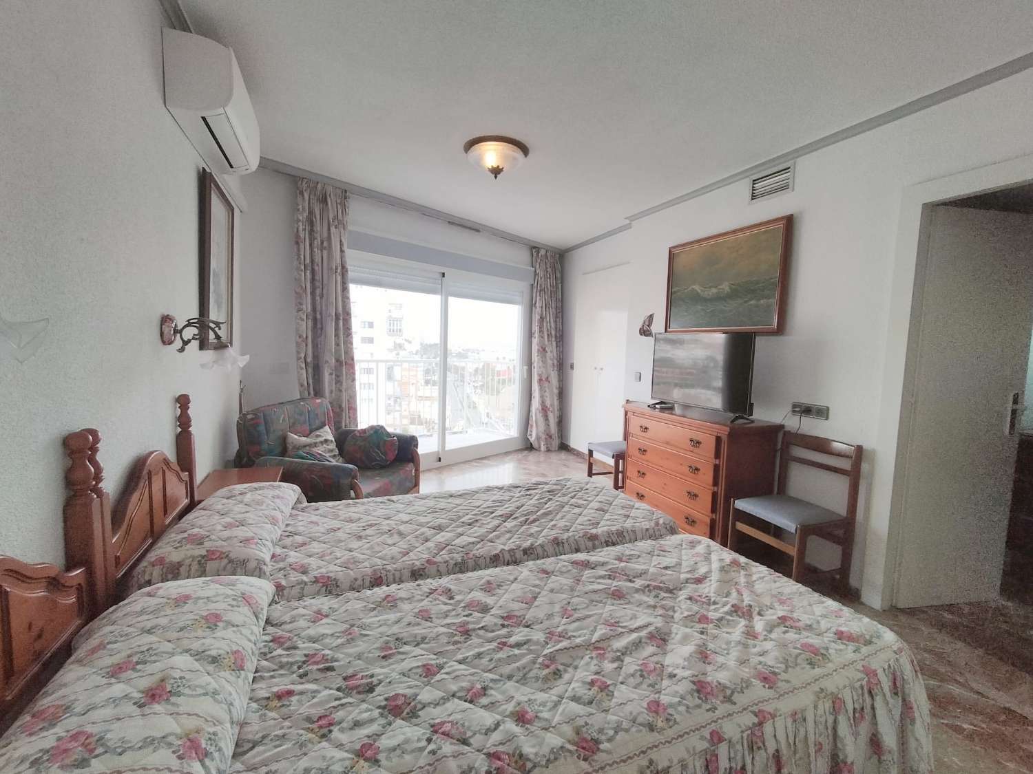 MEDIA TEMPORADA SE ALQUILA DESDE AHORA HASTA 15.6.26 Y DE 15.9.26-31.5.27  BONITO APARTAMENTO CON IMPRESIONANTES VISTAS AL MAR EN 1ª LINEA EN BENALMADENA