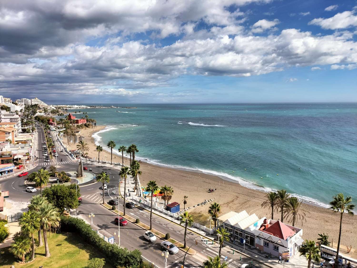 MEDIA TEMPORADA SE ALQUILA DESDE AHORA HASTA 15.6.26 Y DE 15.9.26-31.5.27  BONITO APARTAMENTO CON IMPRESIONANTES VISTAS AL MAR EN 1ª LINEA EN BENALMADENA