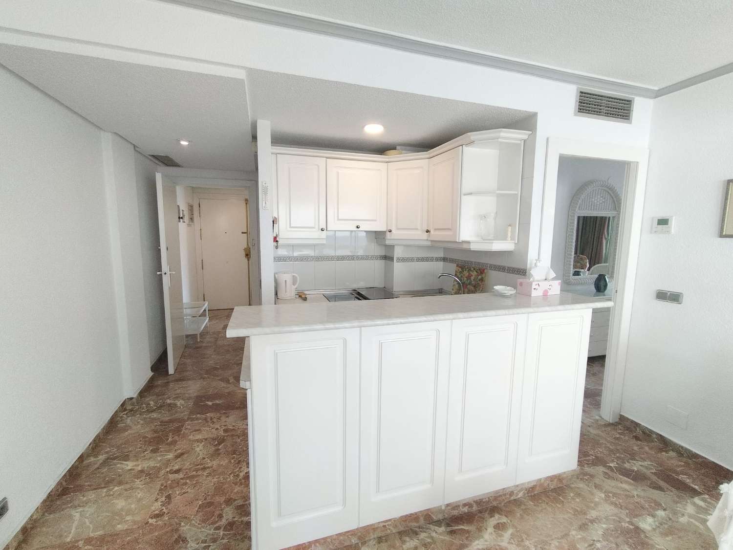 MEDIA TEMPORADA SE ALQUILA DESDE AHORA HASTA 15.6.26 Y DE 15.9.26-31.5.27  BONITO APARTAMENTO CON IMPRESIONANTES VISTAS AL MAR EN 1ª LINEA EN BENALMADENA