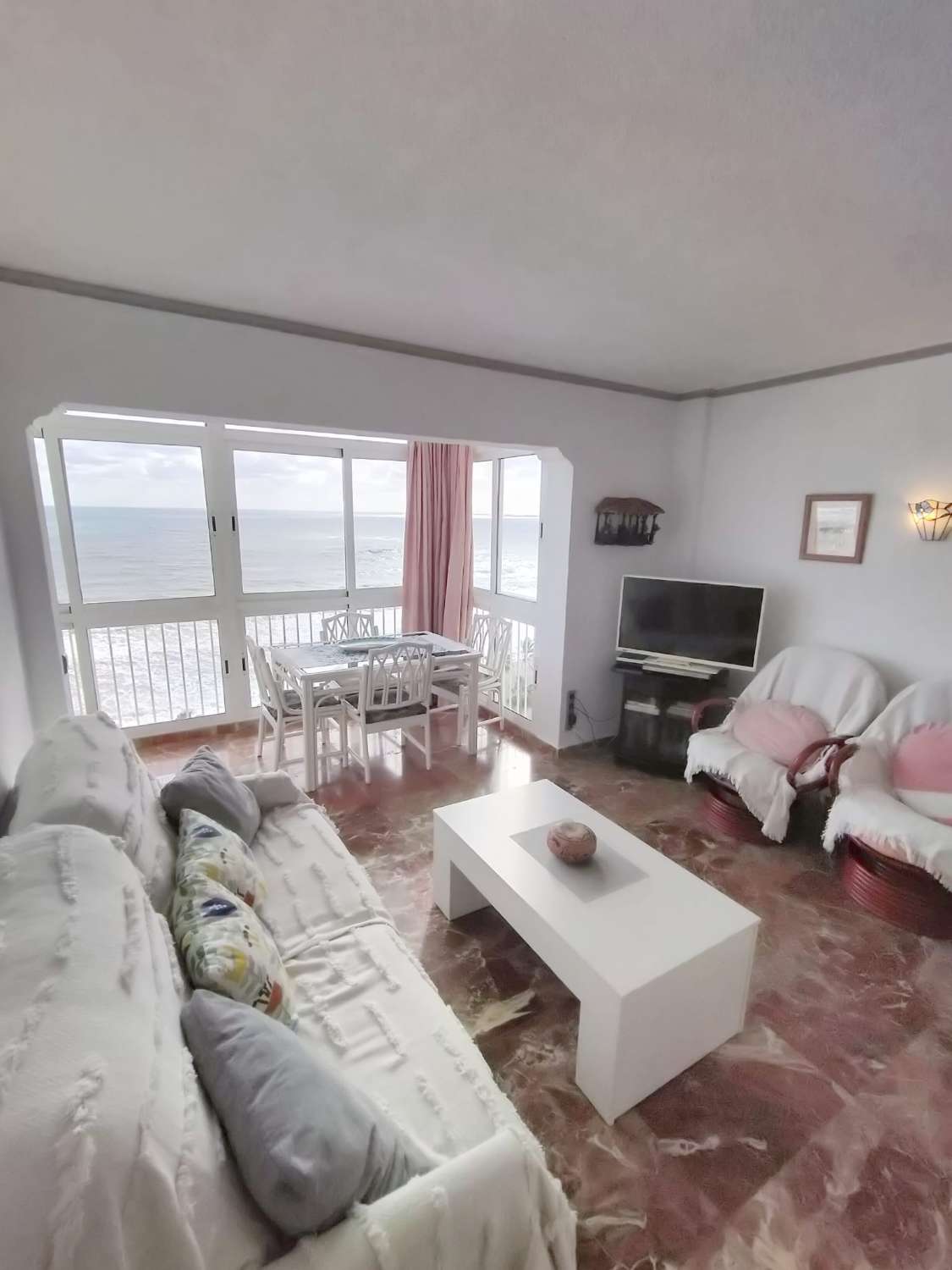 MEDIA TEMPORADA SE ALQUILA DESDE AHORA HASTA 15.6.26 Y DE 15.9.26-31.5.27  BONITO APARTAMENTO CON IMPRESIONANTES VISTAS AL MAR EN 1ª LINEA EN BENALMADENA