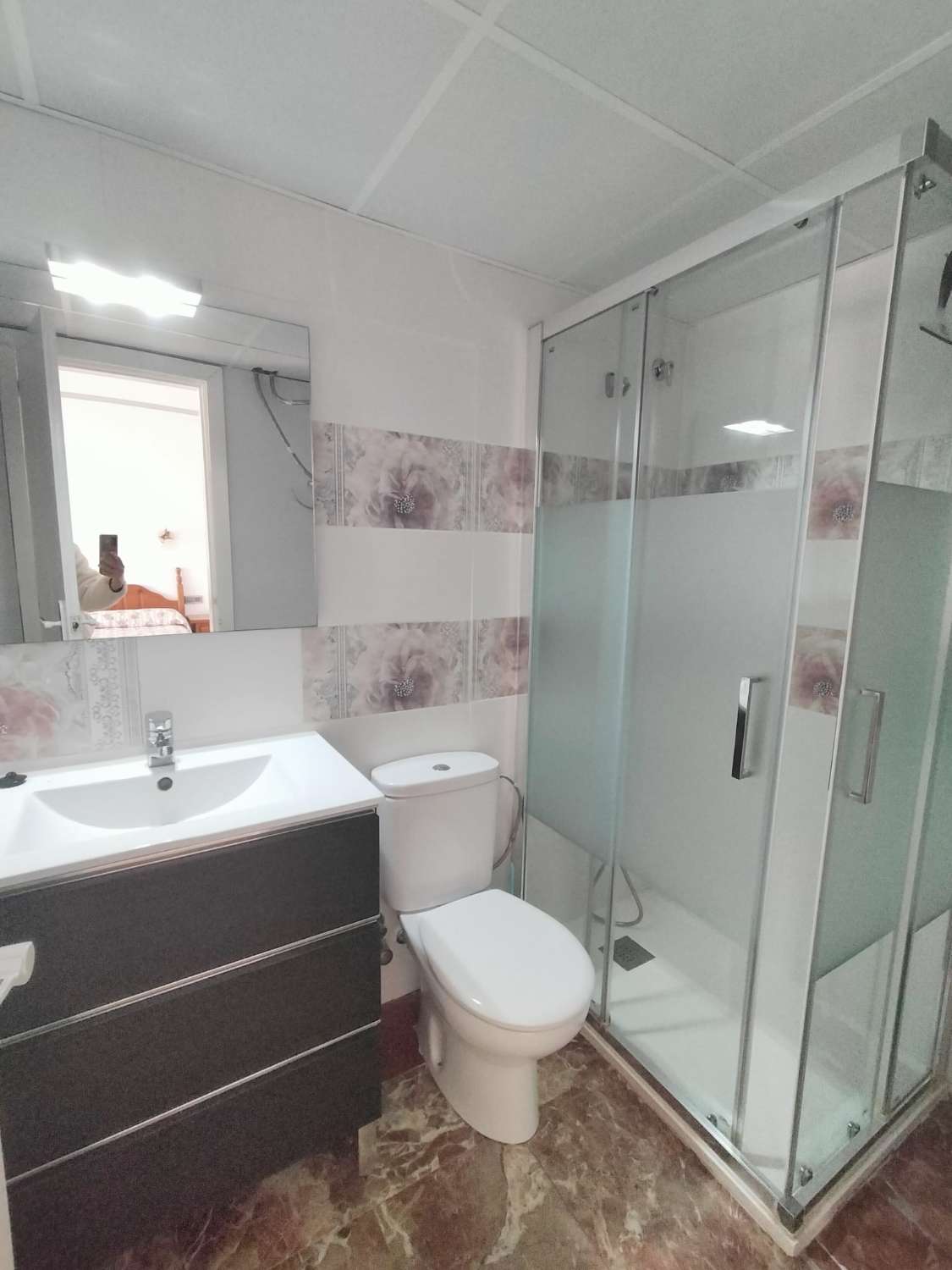 MEDIA TEMPORADA SE ALQUILA DESDE AHORA HASTA 15.6.26 Y DE 15.9.26-31.5.27  BONITO APARTAMENTO CON IMPRESIONANTES VISTAS AL MAR EN 1ª LINEA EN BENALMADENA