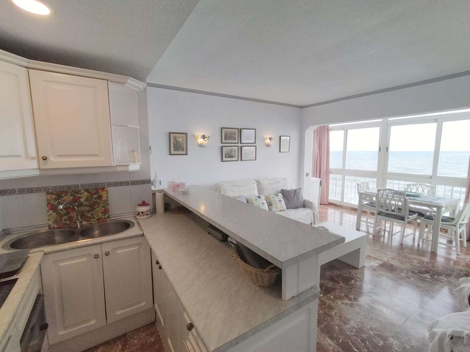 MEDIA TEMPORADA SE ALQUILA DESDE AHORA HASTA 15.6.26 Y DE 15.9.26-31.5.27  BONITO APARTAMENTO CON IMPRESIONANTES VISTAS AL MAR EN 1ª LINEA EN BENALMADENA