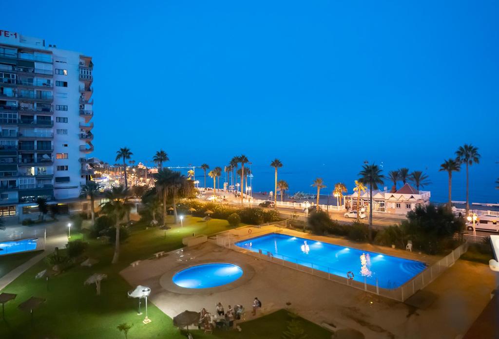 MEDIA TEMPORADA SE ALQUILA DESDE AHORA HASTA 15.6.26 Y DE 15.9.26-31.5.27  BONITO APARTAMENTO CON IMPRESIONANTES VISTAS AL MAR EN 1ª LINEA EN BENALMADENA
