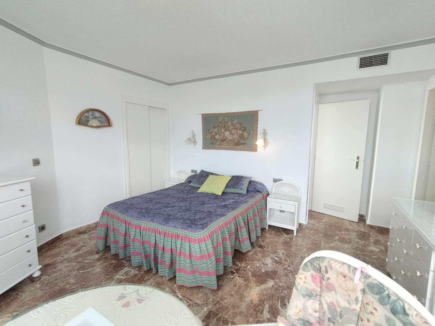 MEDIA TEMPORADA SE ALQUILA DESDE AHORA HASTA 15.6.26 Y DE 15.9.26-31.5.27  BONITO APARTAMENTO CON IMPRESIONANTES VISTAS AL MAR EN 1ª LINEA EN BENALMADENA