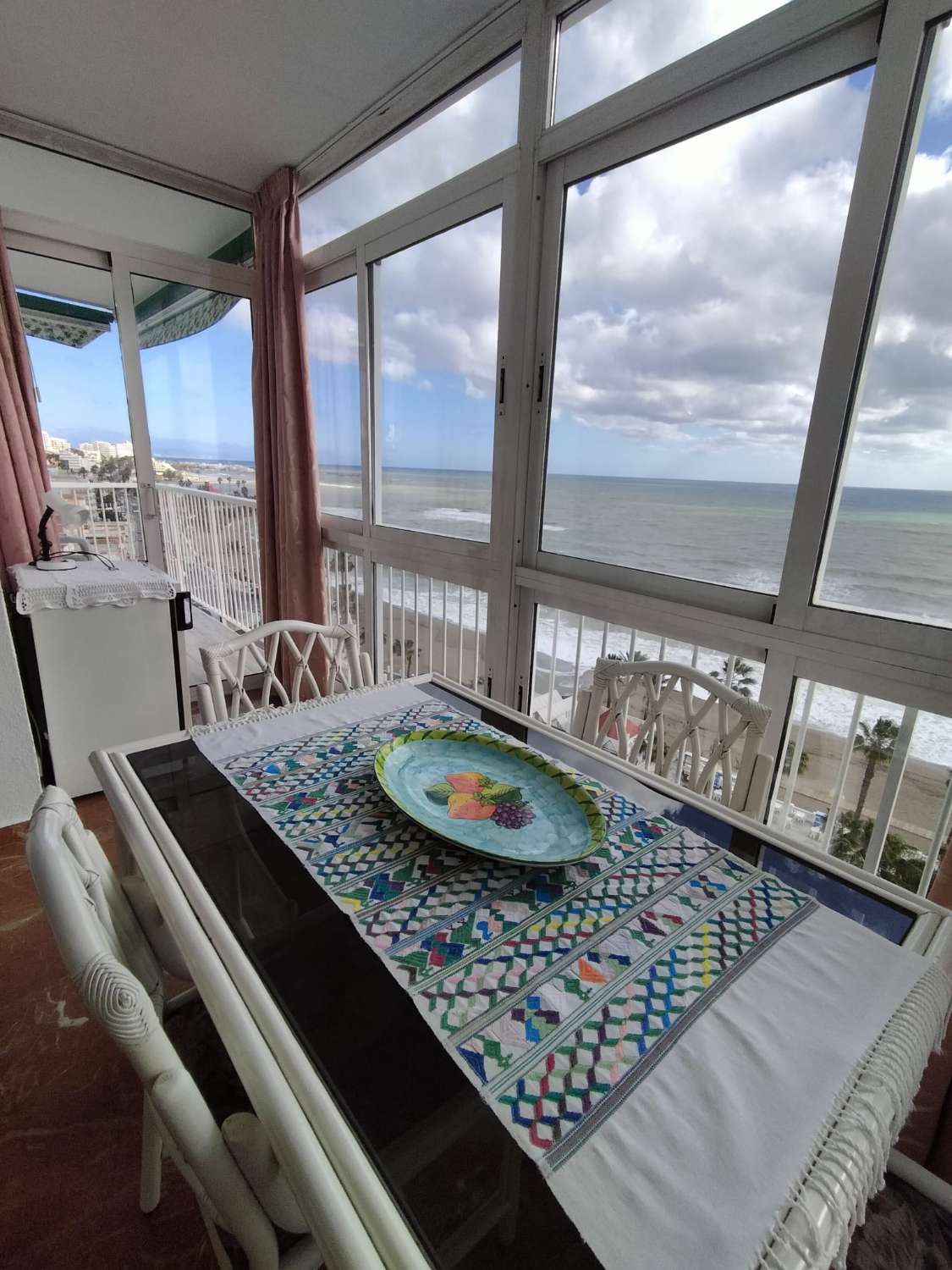 MEDIA TEMPORADA SE ALQUILA DESDE AHORA HASTA 15.6.26 Y DE 15.9.26-31.5.27  BONITO APARTAMENTO CON IMPRESIONANTES VISTAS AL MAR EN 1ª LINEA EN BENALMADENA