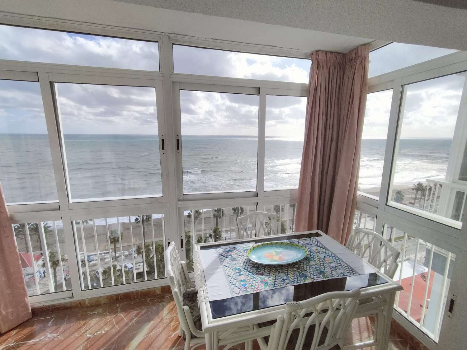 MEDIA TEMPORADA SE ALQUILA DESDE AHORA HASTA 15.6.26 Y DE 15.9.26-31.5.27  BONITO APARTAMENTO CON IMPRESIONANTES VISTAS AL MAR EN 1ª LINEA EN BENALMADENA