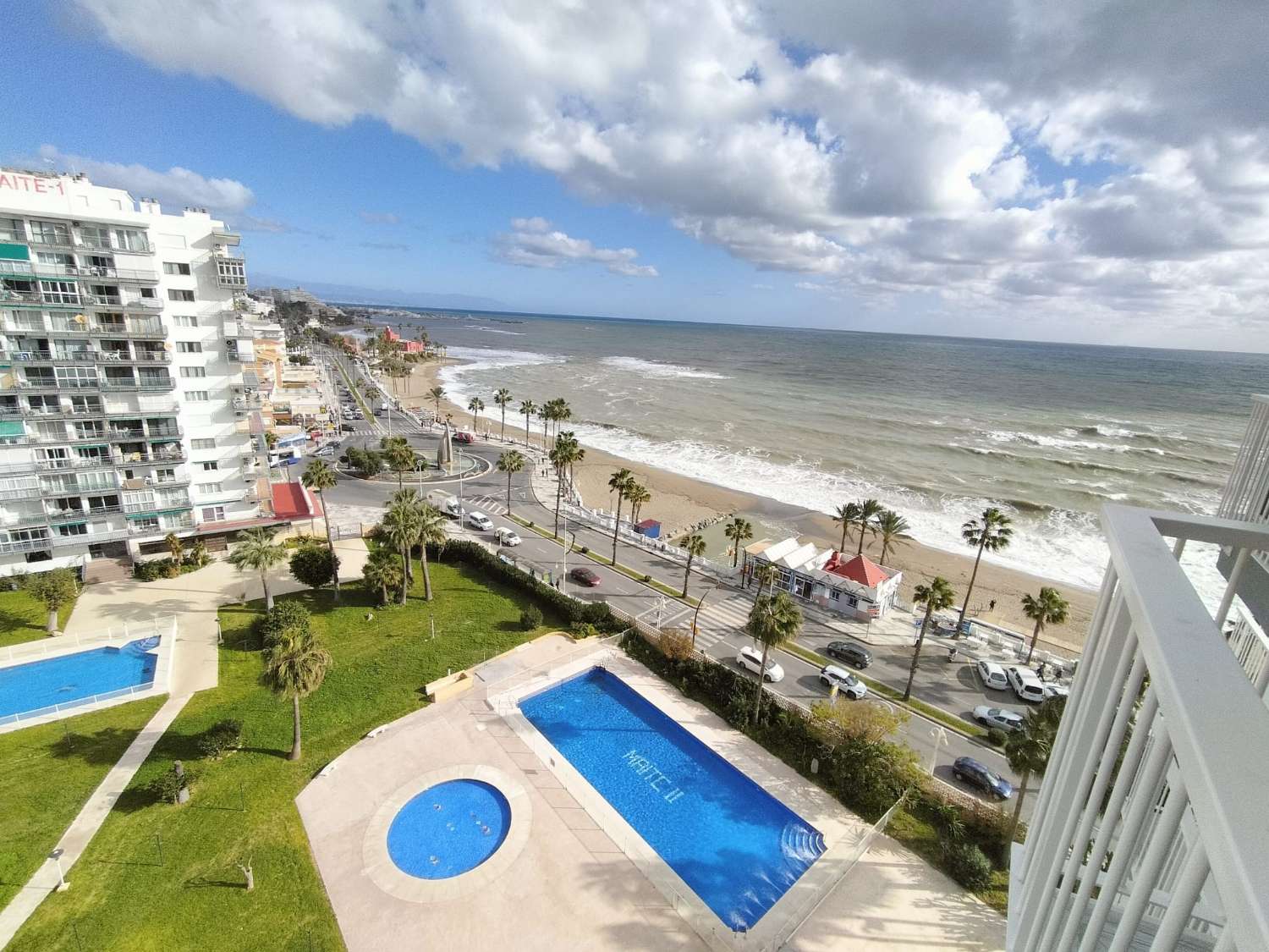MEDIA TEMPORADA SE ALQUILA DESDE AHORA HASTA 15.6.26 Y DE 15.9.26-31.5.27  BONITO APARTAMENTO CON IMPRESIONANTES VISTAS AL MAR EN 1ª LINEA EN BENALMADENA