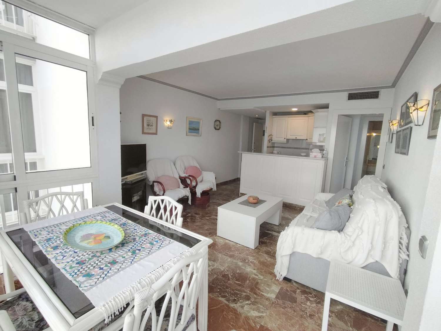 MEDIA TEMPORADA SE ALQUILA DESDE AHORA HASTA 15.6.26 Y DE 15.9.26-31.5.27  BONITO APARTAMENTO CON IMPRESIONANTES VISTAS AL MAR EN 1ª LINEA EN BENALMADENA