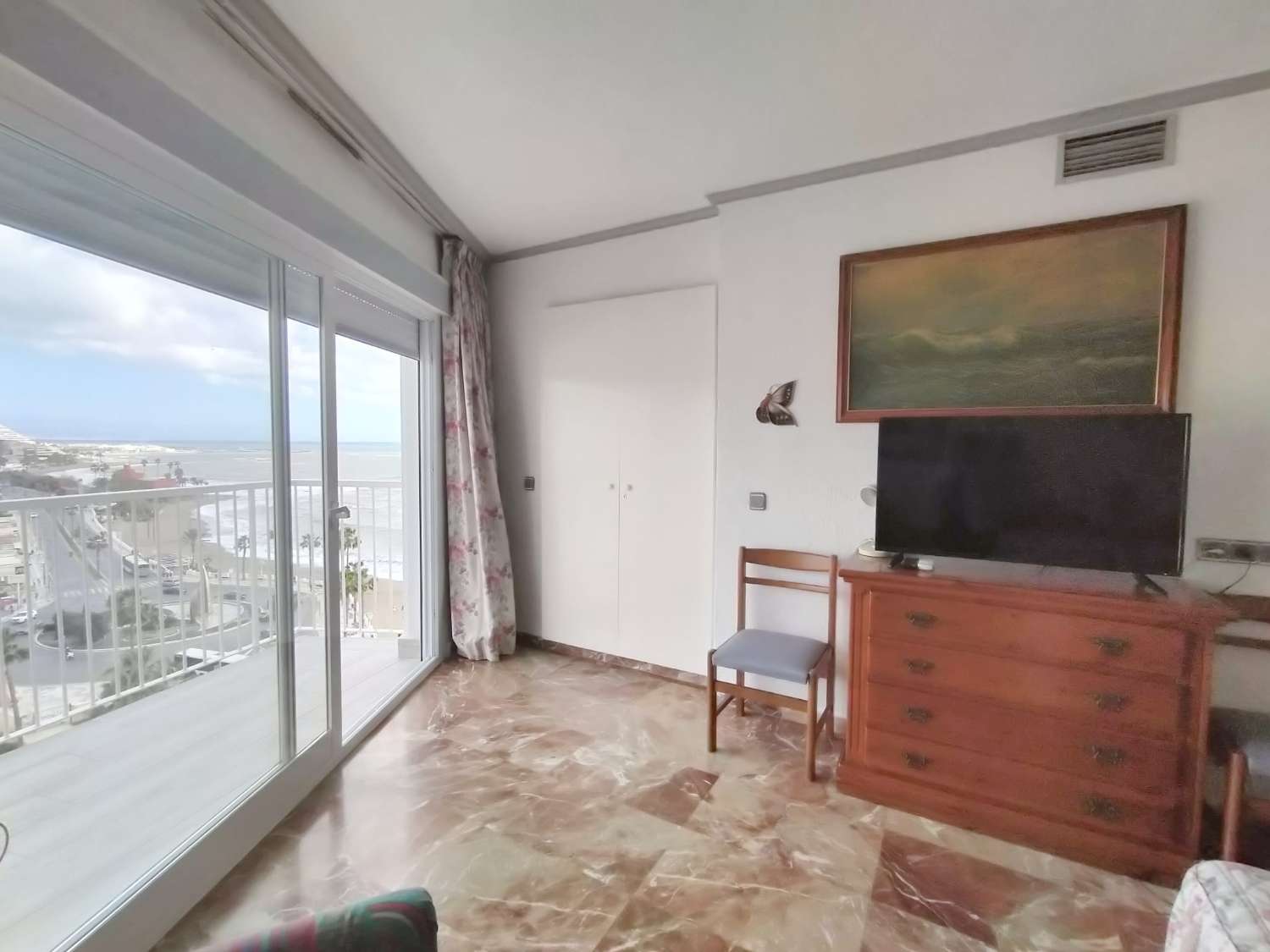 MEDIA TEMPORADA SE ALQUILA DESDE AHORA HASTA 15.6.26 Y DE 15.9.26-31.5.27  BONITO APARTAMENTO CON IMPRESIONANTES VISTAS AL MAR EN 1ª LINEA EN BENALMADENA