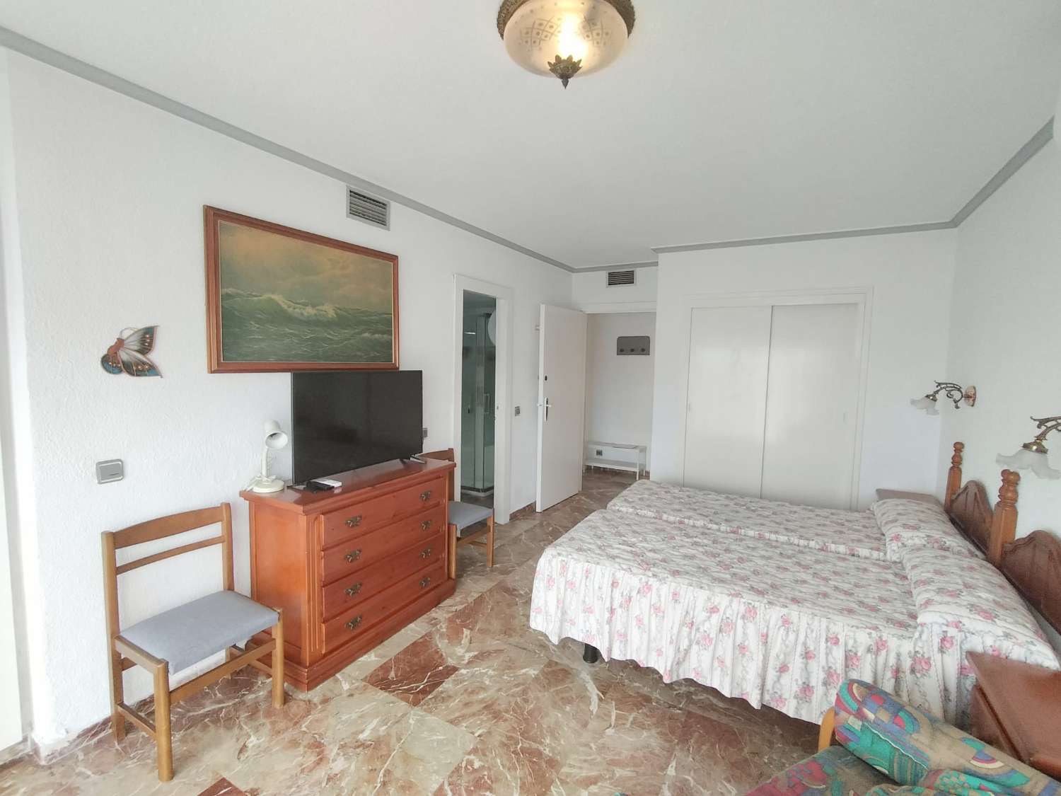 MEDIA TEMPORADA SE ALQUILA DESDE AHORA HASTA 15.6.26 Y DE 15.9.26-31.5.27  BONITO APARTAMENTO CON IMPRESIONANTES VISTAS AL MAR EN 1ª LINEA EN BENALMADENA