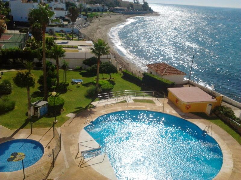 SE ALQUILA POR LARGA TEMPORADA   BONITO APARTAMENTO EN 1ª LINEA DE PLAYA EN MIJAS COSTA