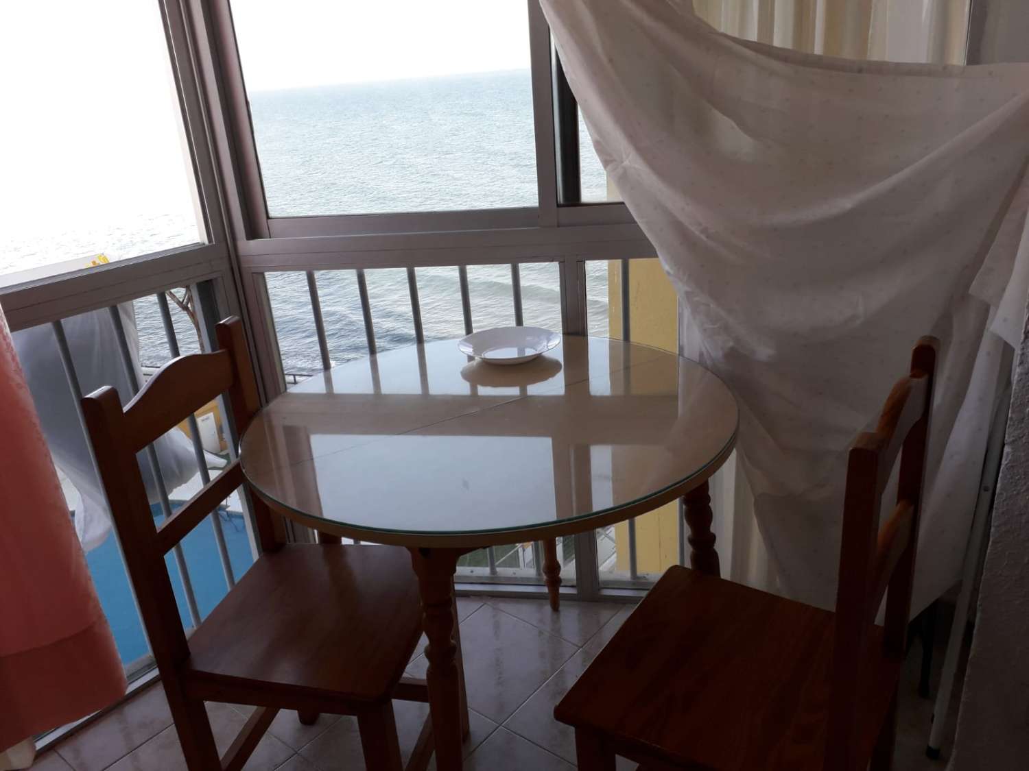 SE ALQUILA POR LARGA TEMPORADA   BONITO APARTAMENTO EN 1ª LINEA DE PLAYA EN MIJAS COSTA