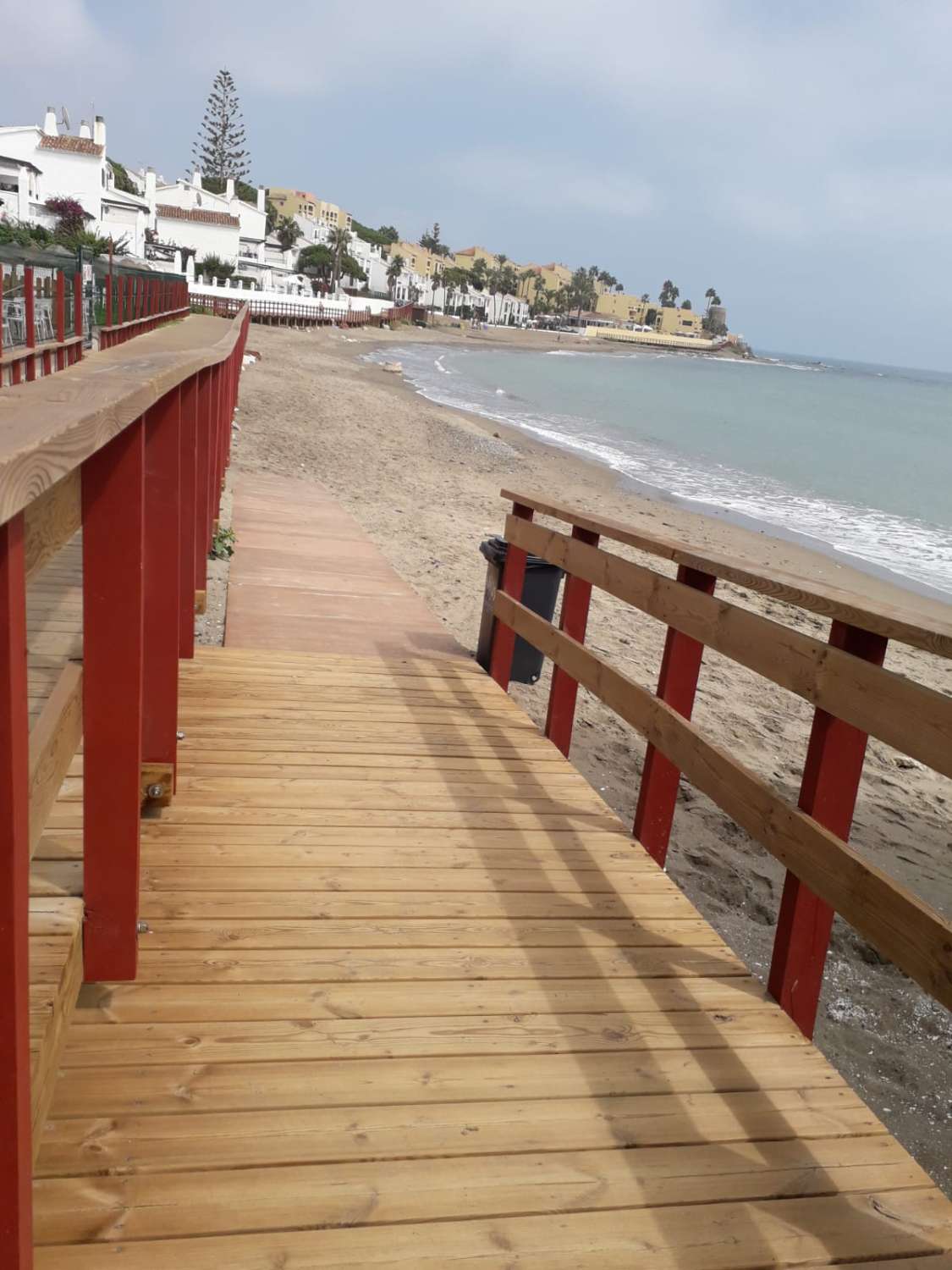 SE ALQUILA POR LARGA TEMPORADA   BONITO APARTAMENTO EN 1ª LINEA DE PLAYA EN MIJAS COSTA