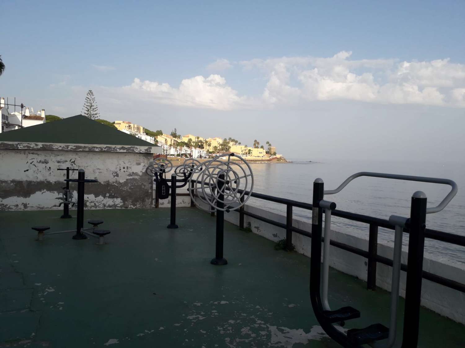 SE ALQUILA POR LARGA TEMPORADA   BONITO APARTAMENTO EN 1ª LINEA DE PLAYA EN MIJAS COSTA