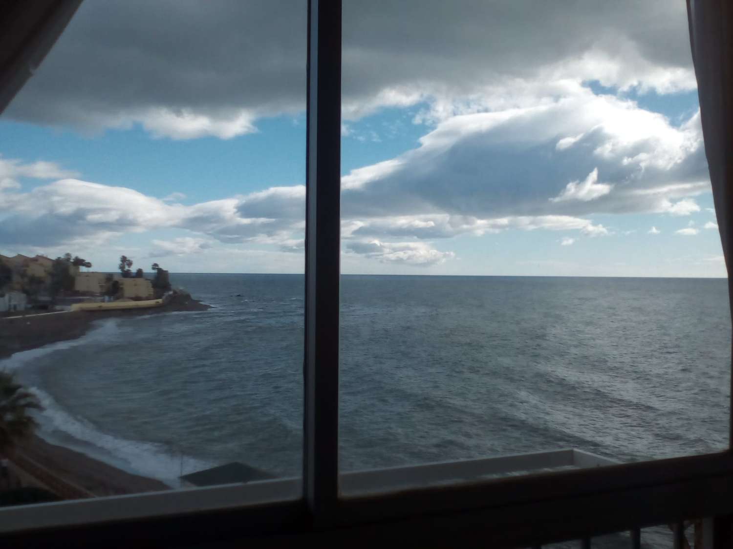 SE ALQUILA POR LARGA TEMPORADA   BONITO APARTAMENTO EN 1ª LINEA DE PLAYA EN MIJAS COSTA