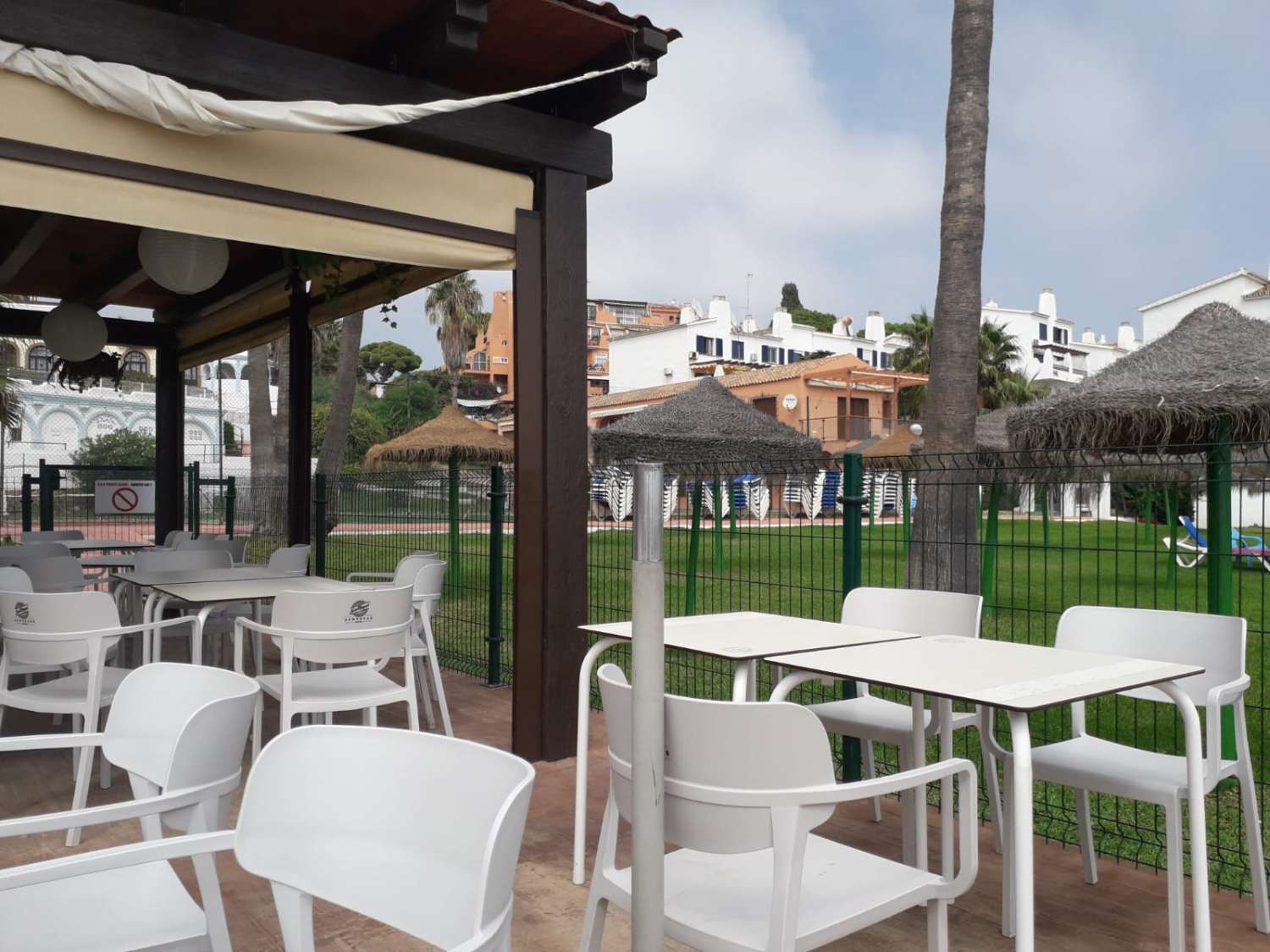 SE ALQUILA POR LARGA TEMPORADA   BONITO APARTAMENTO EN 1ª LINEA DE PLAYA EN MIJAS COSTA