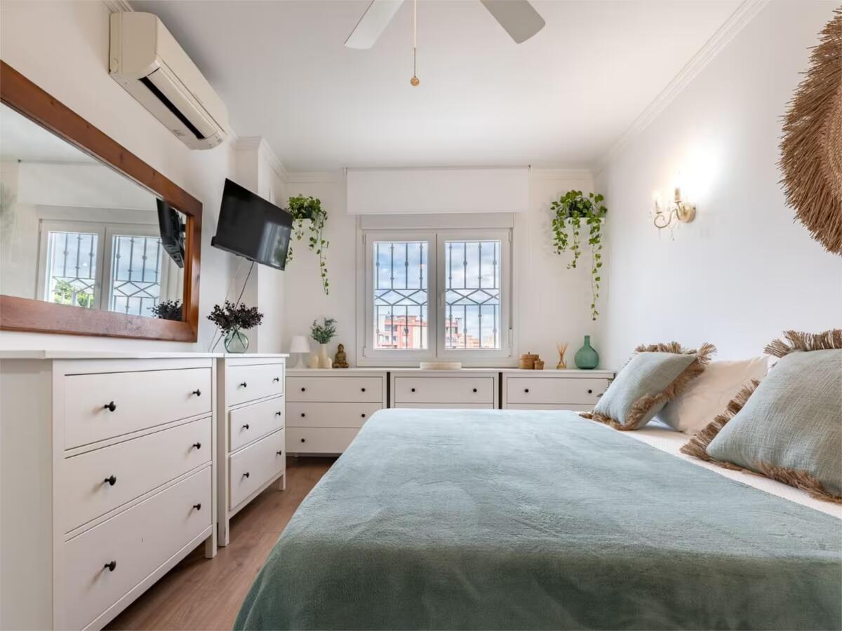 SE ALQUILA POR LARGA TEMPORADA MAGNIFICA VILLA EN ZONA LOS PACOS (FUENGIROLA )