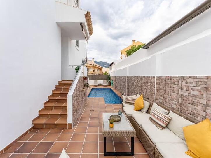 SE ALQUILA POR LARGA TEMPORADA MAGNIFICA VILLA EN ZONA LOS PACOS (FUENGIROLA )