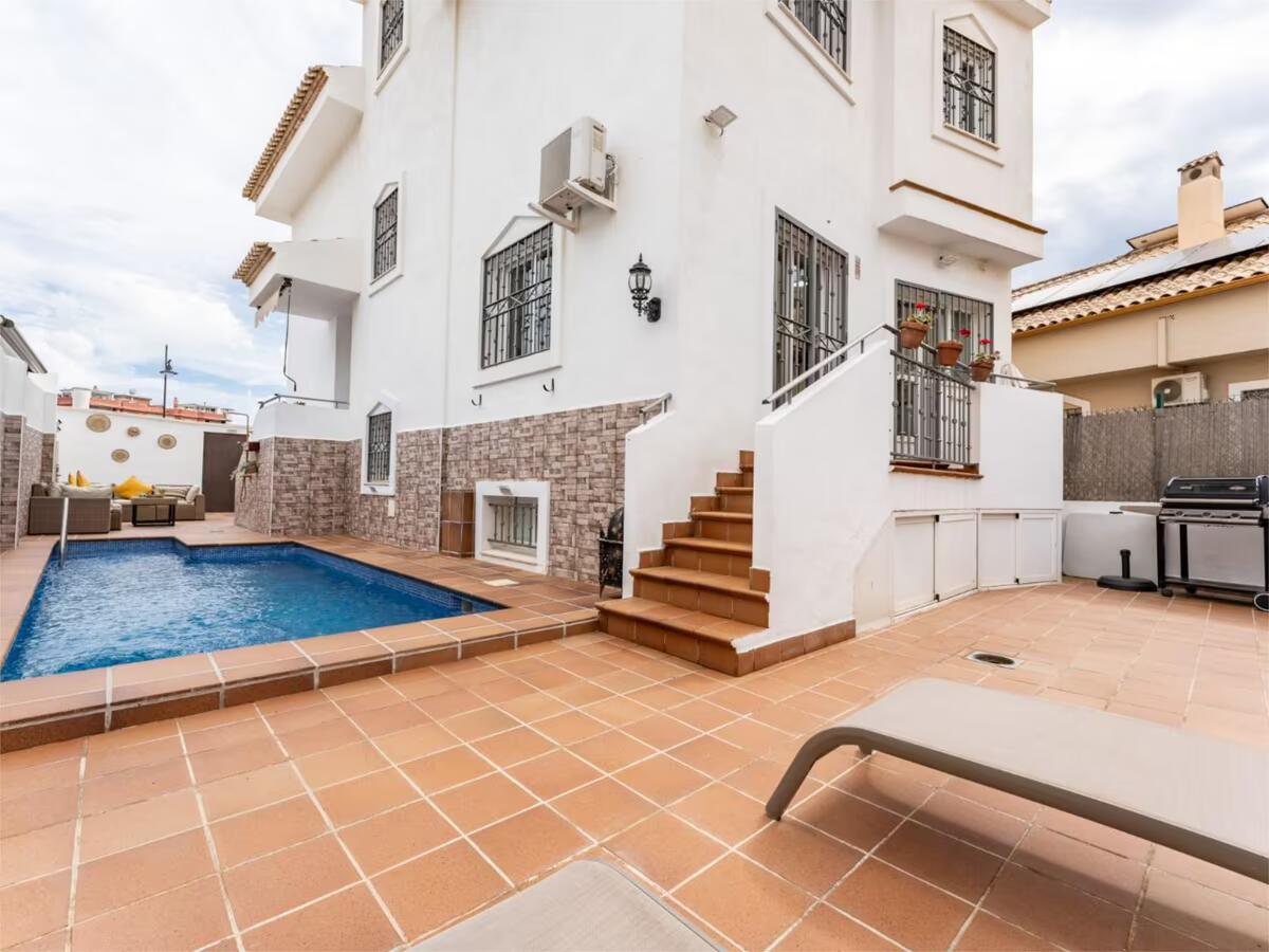 SE ALQUILA POR LARGA TEMPORADA MAGNIFICA VILLA EN ZONA LOS PACOS (FUENGIROLA )