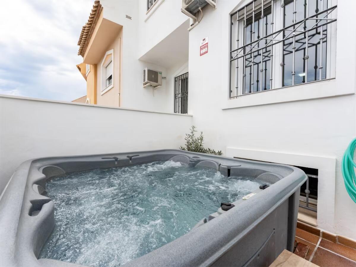 SE ALQUILA POR LARGA TEMPORADA MAGNIFICA VILLA EN ZONA LOS PACOS (FUENGIROLA )