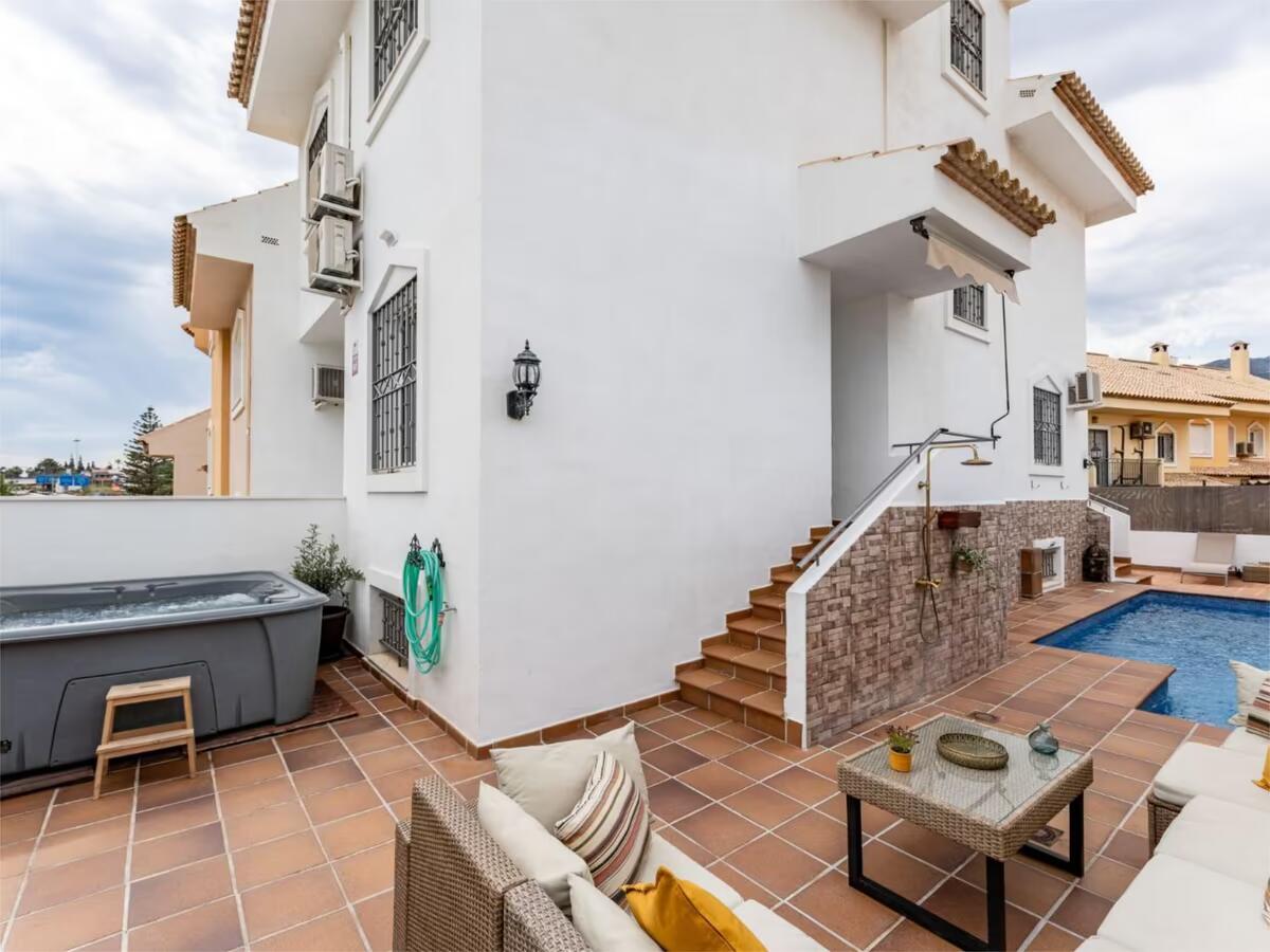 SE ALQUILA DESDE 1.9.26-30.9.27  MAGNIFICA VILLA EN ZONA LOS PACOS (FUENGIROLA )