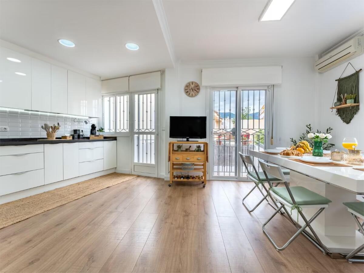 SE ALQUILA DESDE 1.9.26-30.9.27  MAGNIFICA VILLA EN ZONA LOS PACOS (FUENGIROLA )