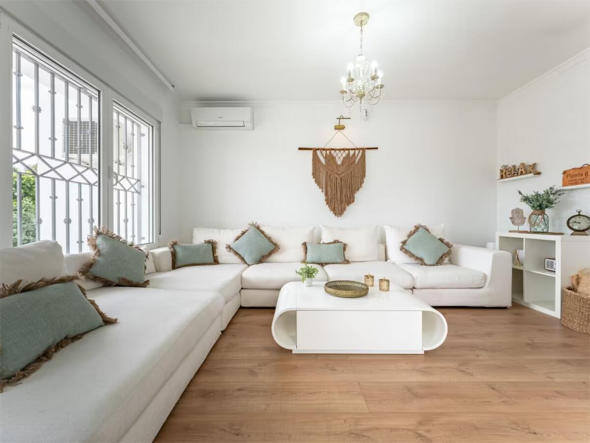 SE ALQUILA DESDE 1.9.26-30.9.27  MAGNIFICA VILLA EN ZONA LOS PACOS (FUENGIROLA )