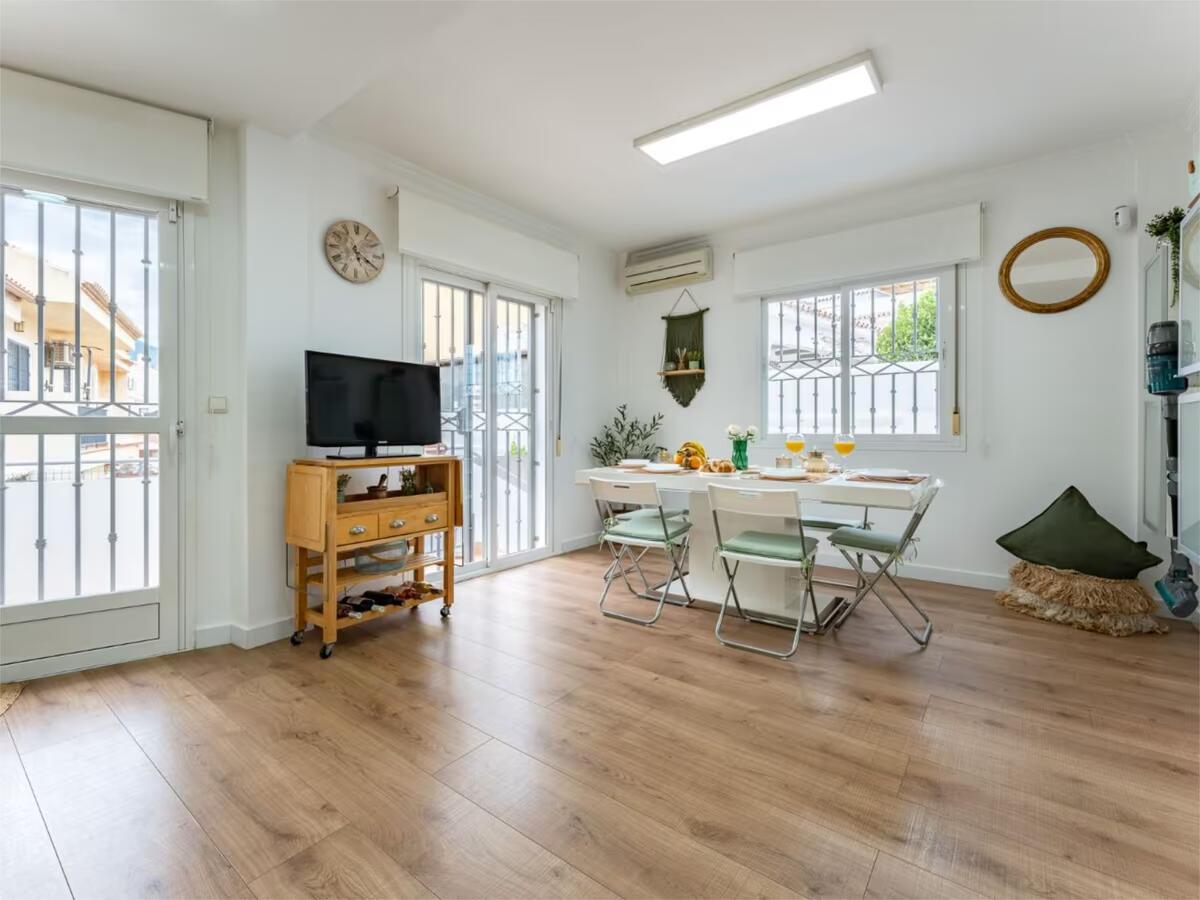 SE ALQUILA DESDE 1.9.26-30.9.27  MAGNIFICA VILLA EN ZONA LOS PACOS (FUENGIROLA )