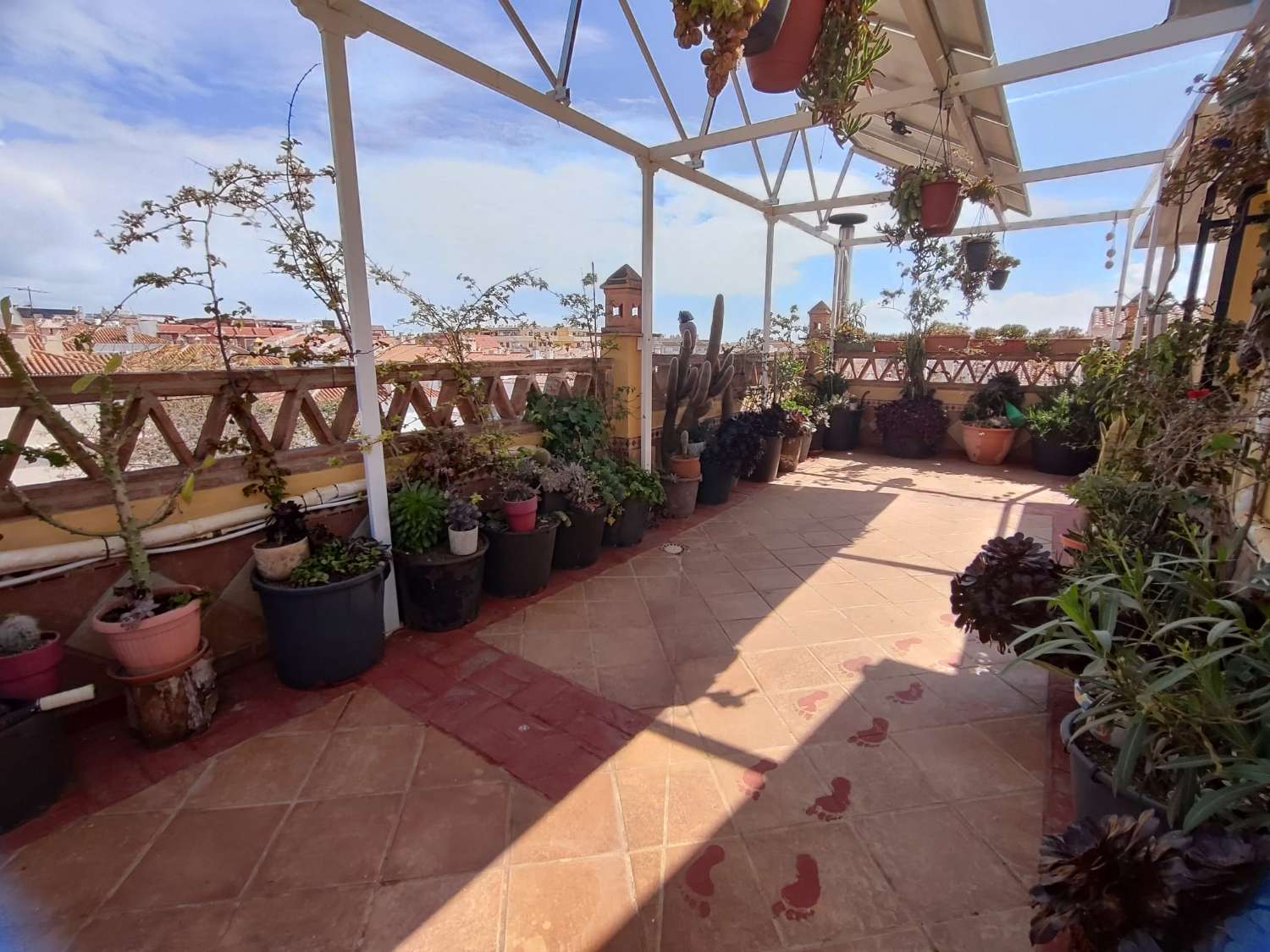 Spacieuse villa jumelée d’angle à vendre entièrement rénovée à Mijas