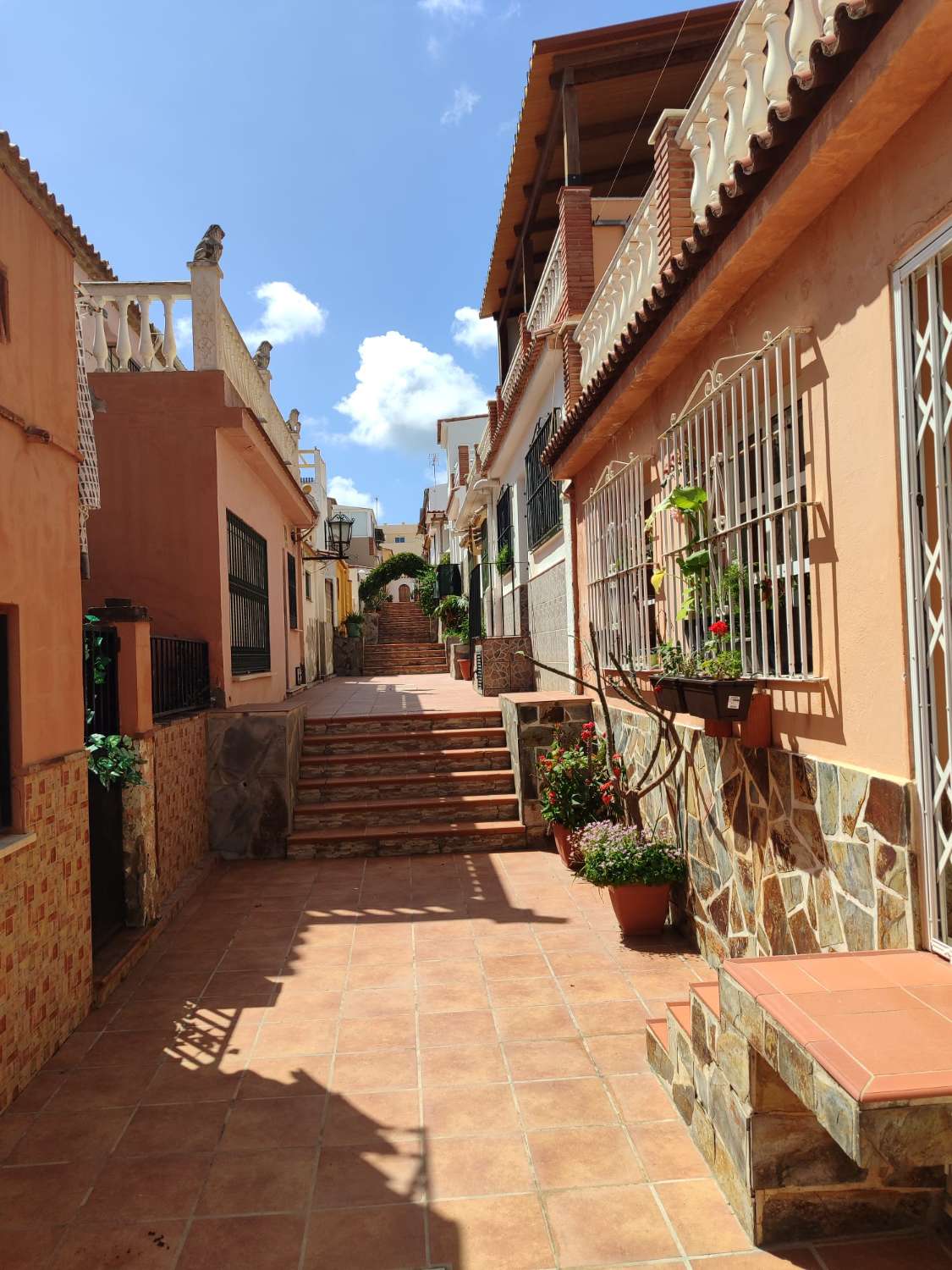 Spacieuse villa jumelée d’angle à vendre entièrement rénovée à Mijas