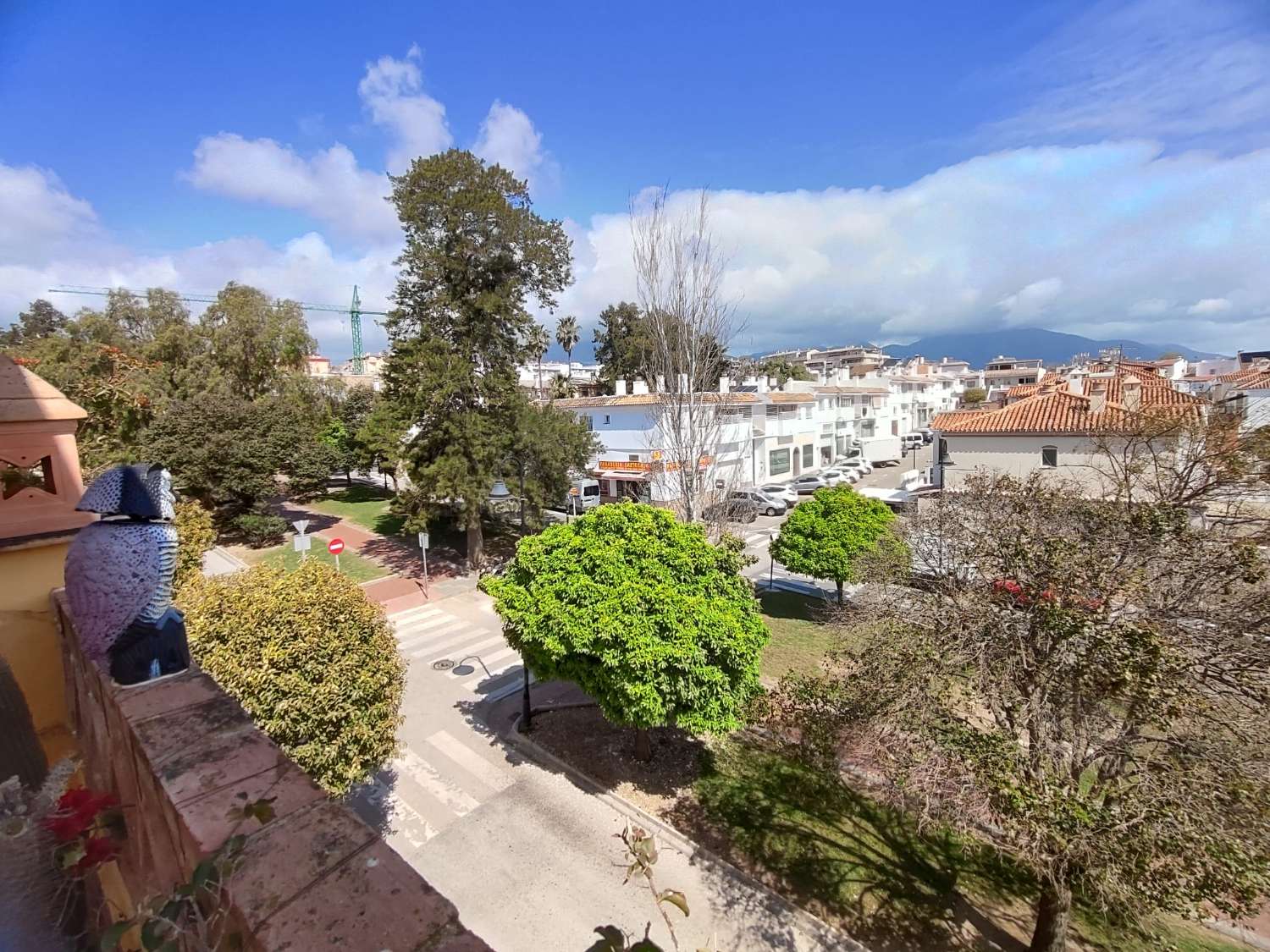 Spacieuse villa jumelée d’angle à vendre entièrement rénovée à Mijas
