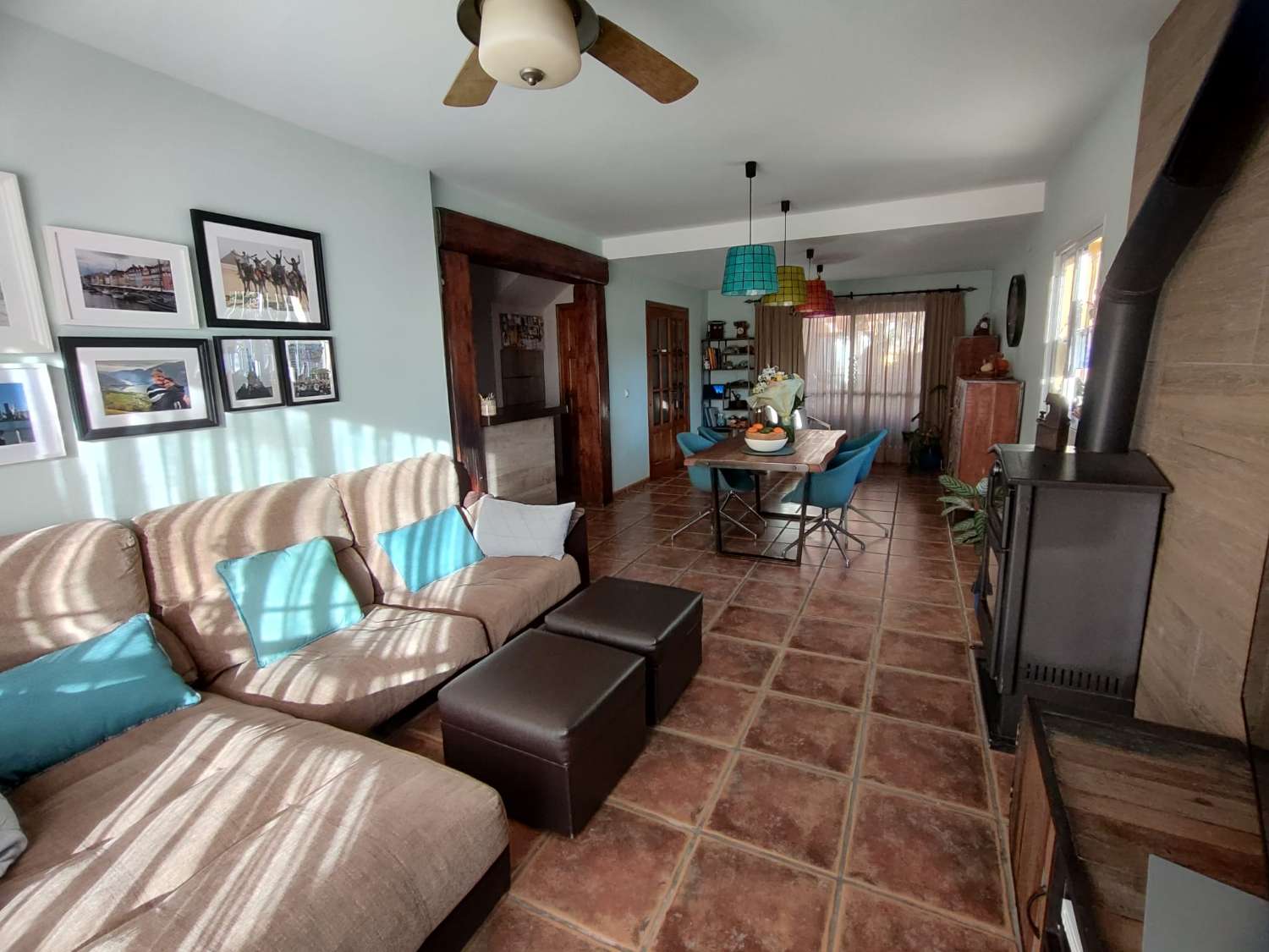 Spacieuse villa jumelée d’angle à vendre entièrement rénovée à Mijas