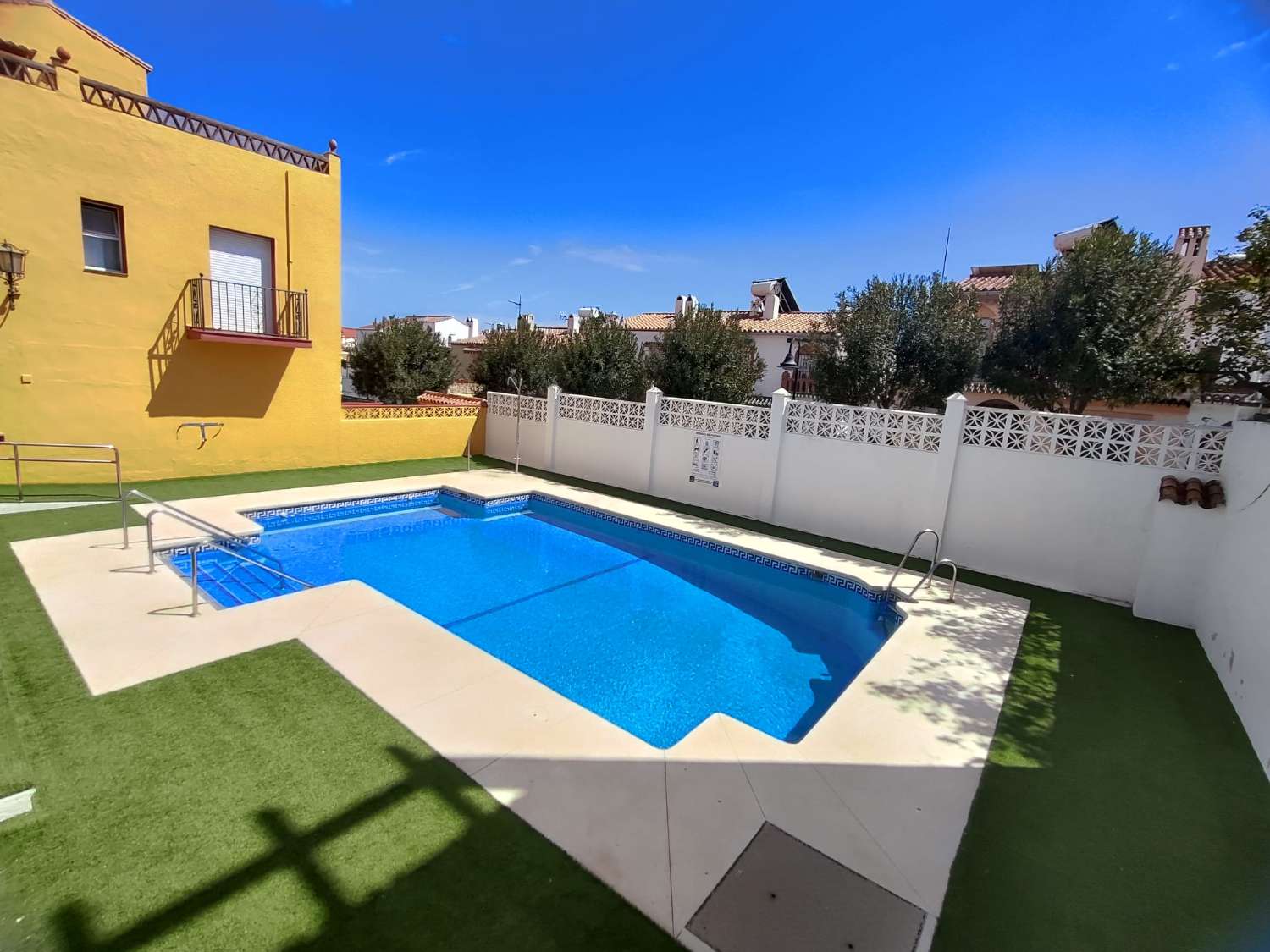 Spacieuse villa jumelée d’angle à vendre entièrement rénovée à Mijas