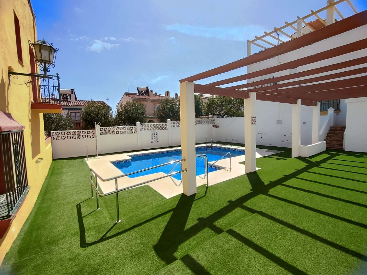 Spacieuse villa jumelée d’angle à vendre entièrement rénovée à Mijas