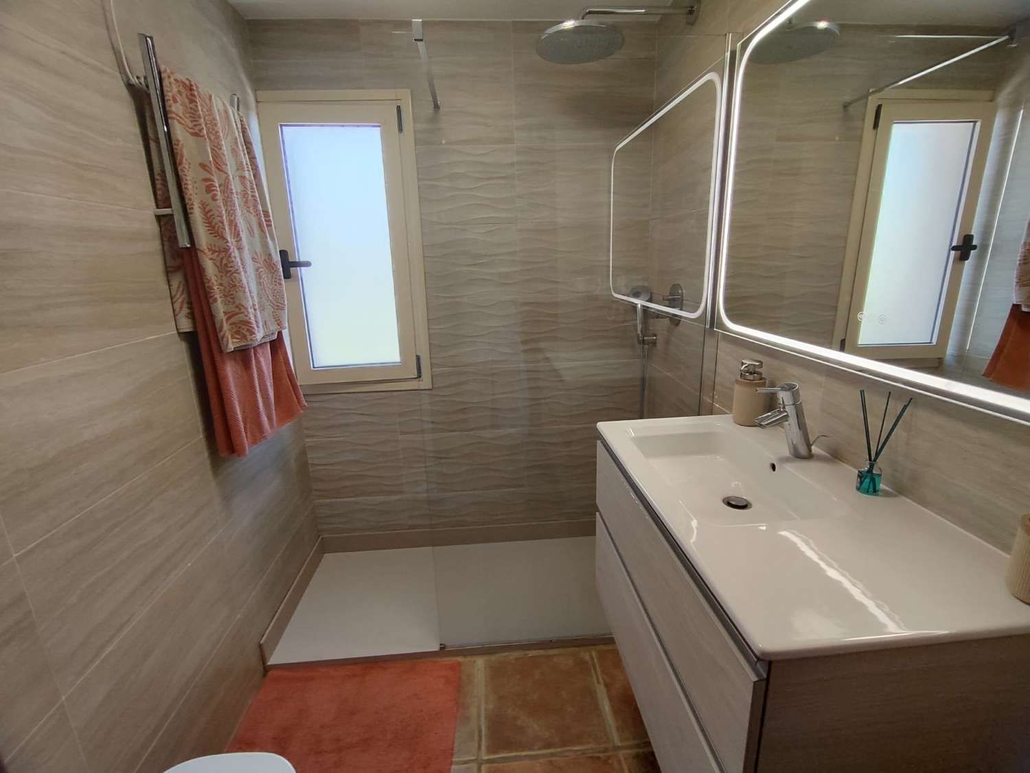 Spacieuse villa jumelée d’angle à vendre entièrement rénovée à Mijas