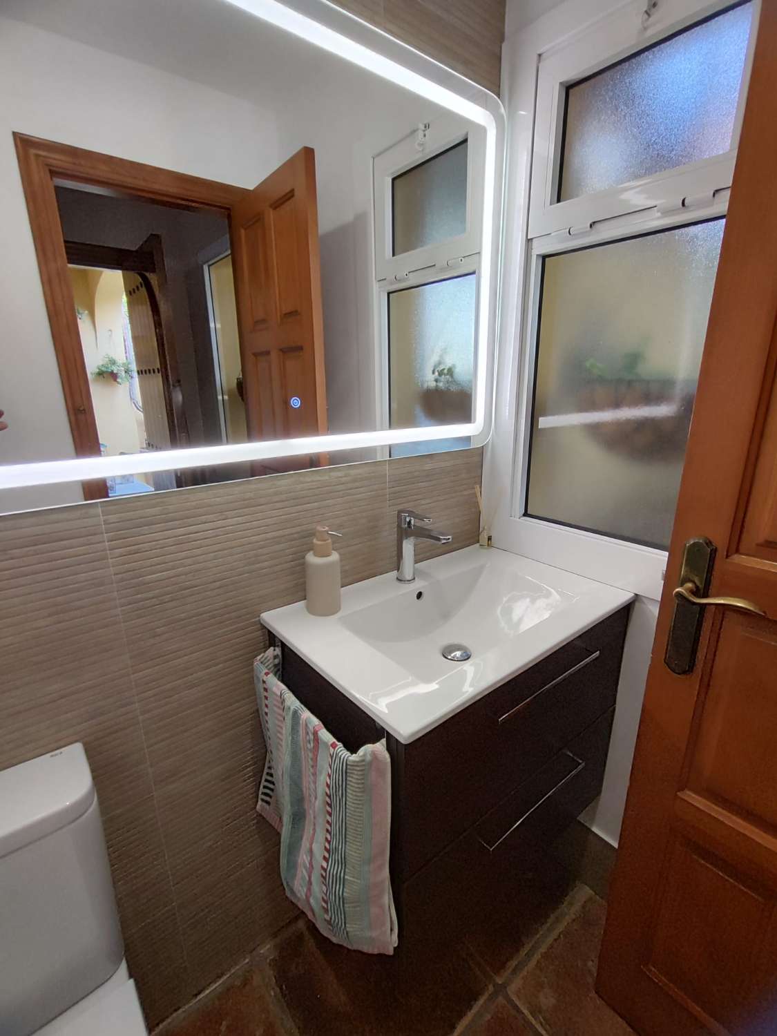 Spacieuse villa jumelée d’angle à vendre entièrement rénovée à Mijas