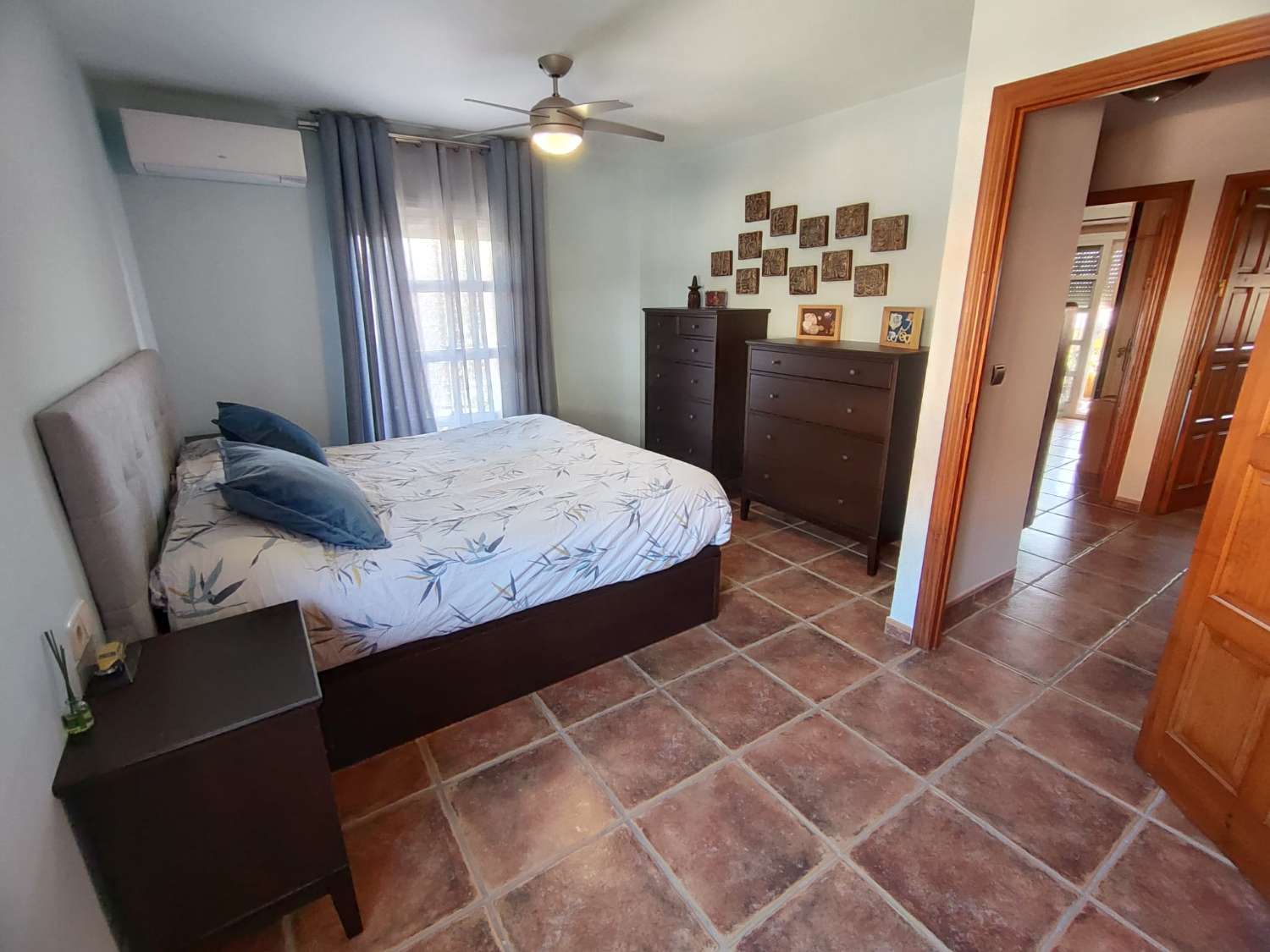 Spacieuse villa jumelée d’angle à vendre entièrement rénovée à Mijas