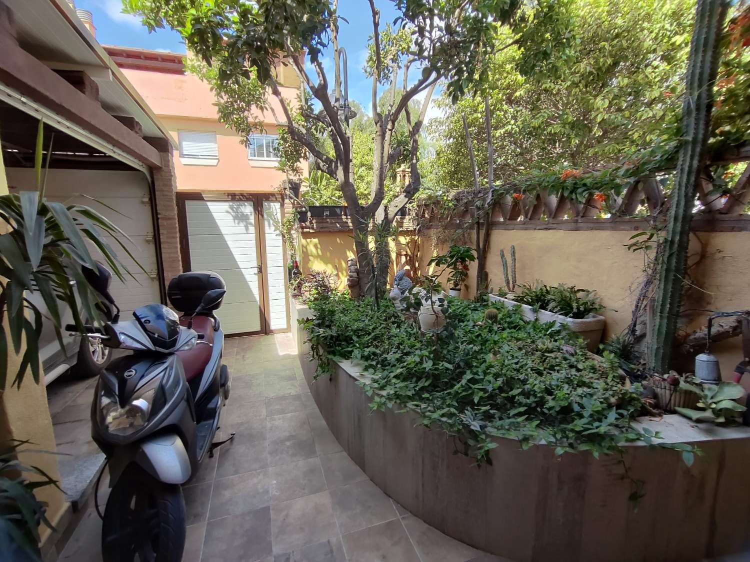 Spacieuse villa jumelée d’angle à vendre entièrement rénovée à Mijas