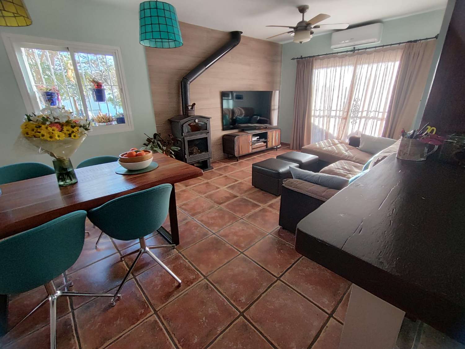 Spacieuse villa jumelée d’angle à vendre entièrement rénovée à Mijas