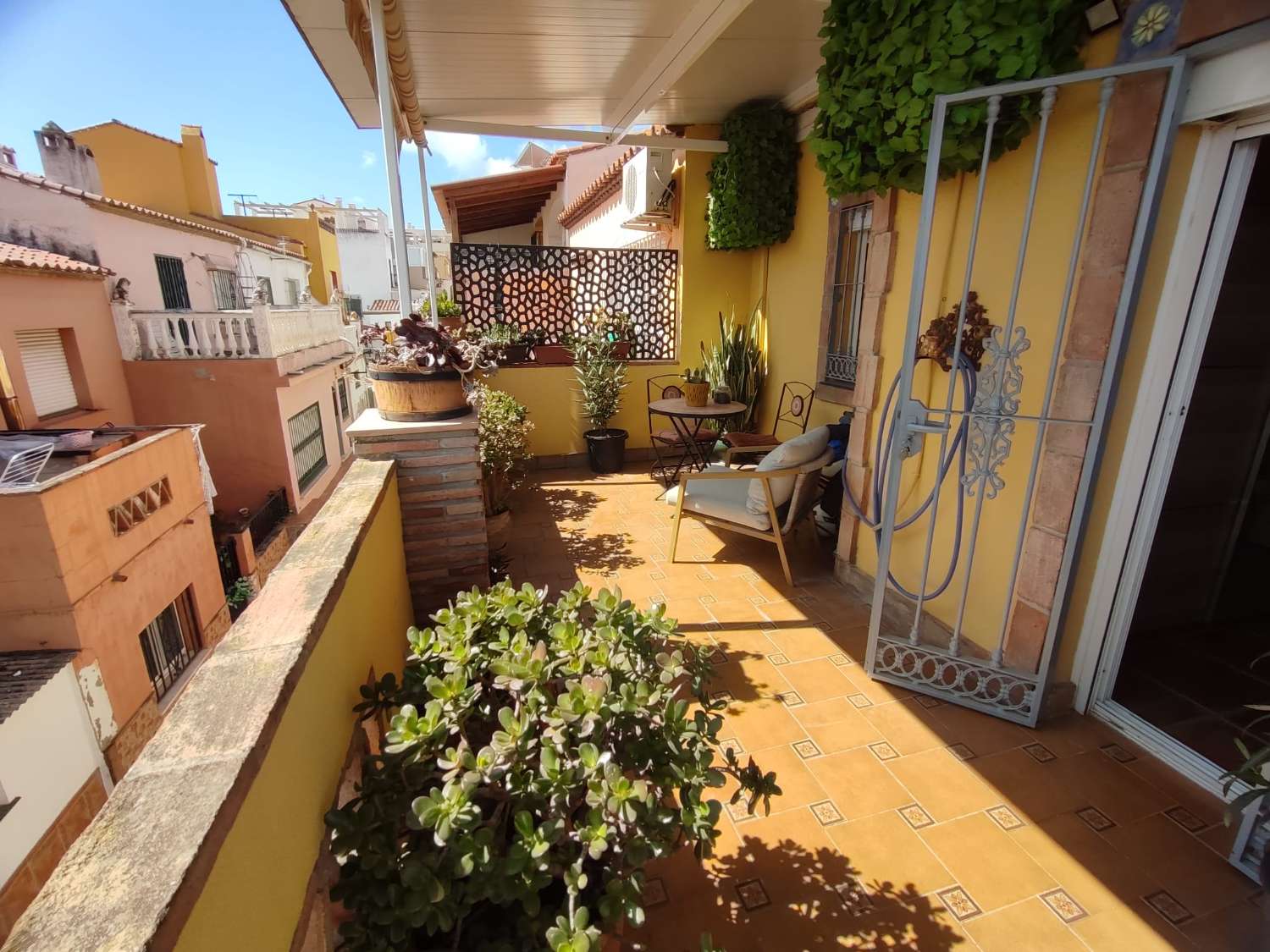 Spacieuse villa jumelée d’angle à vendre entièrement rénovée à Mijas